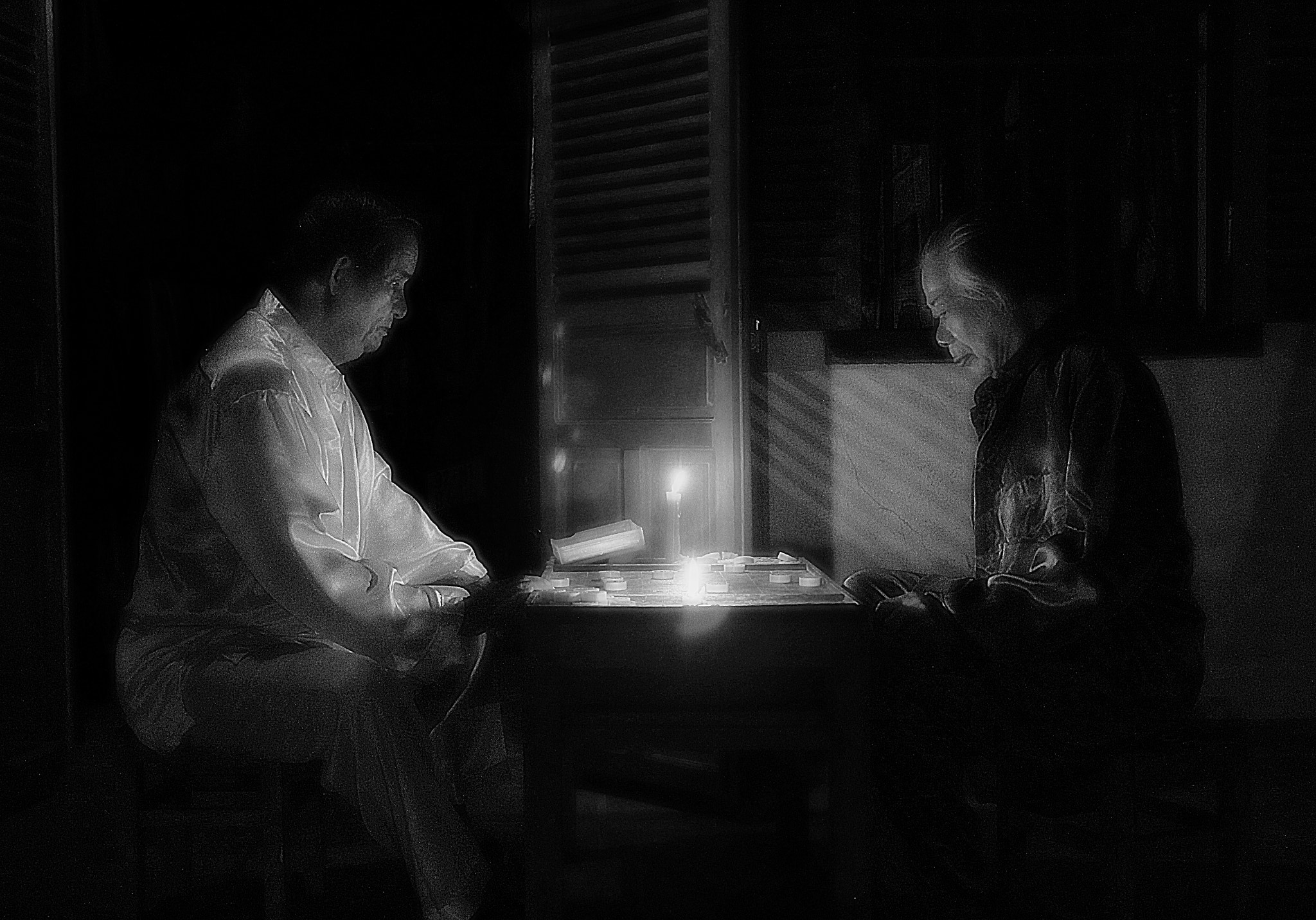 Canon EOS 600D (Rebel EOS T3i / EOS Kiss X5) sample photo. Playing chess - bw photography
