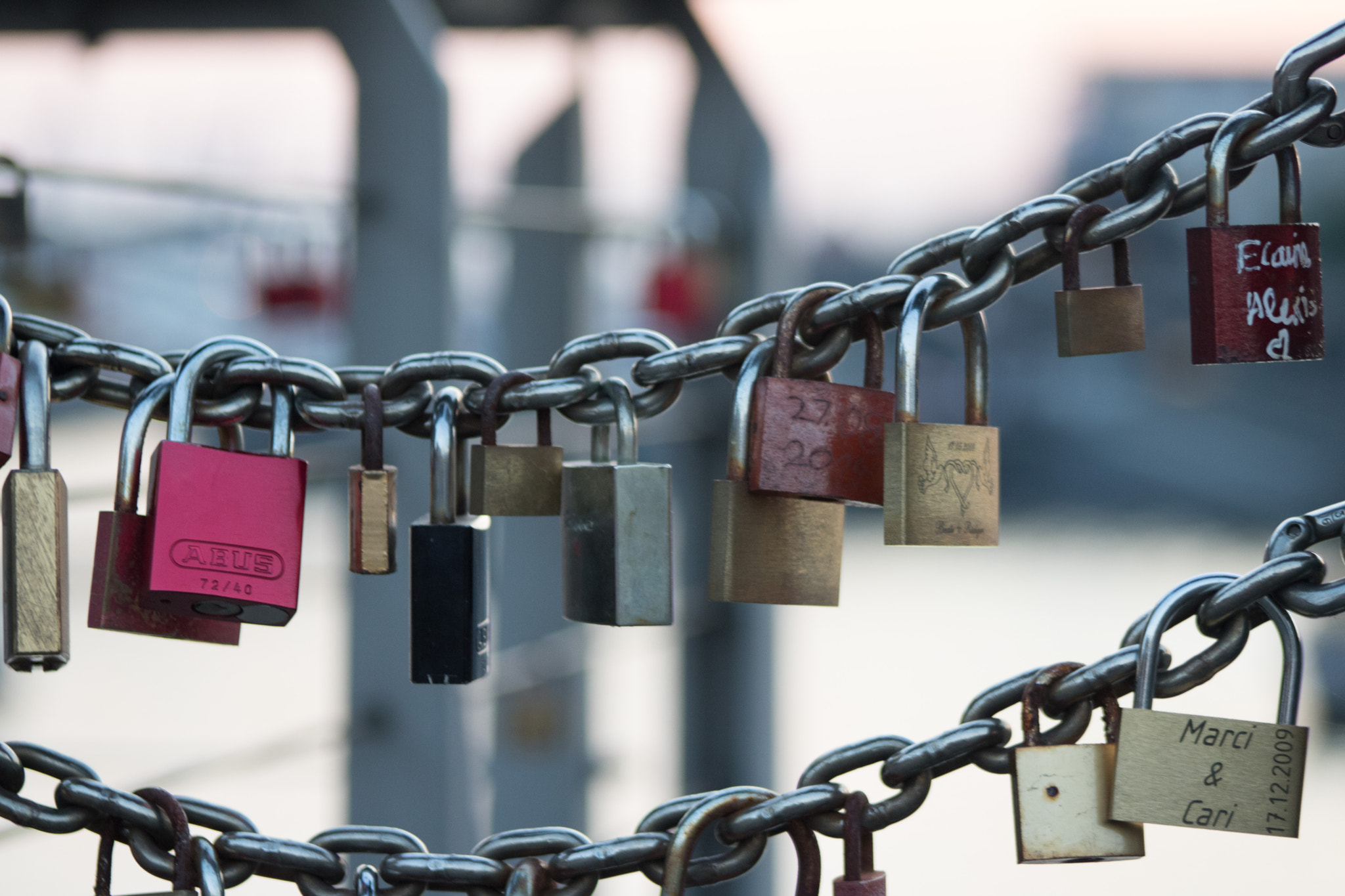 Canon EOS 760D (EOS Rebel T6s / EOS 8000D) + EF75-300mm f/4-5.6 sample photo. Love lock bridge photography