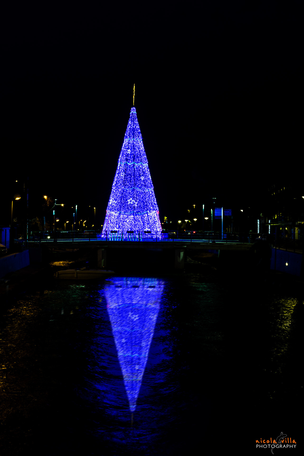 Sigma 18-250mm F3.5-6.3 DC OS HSM sample photo. Glowing christmas tree photography