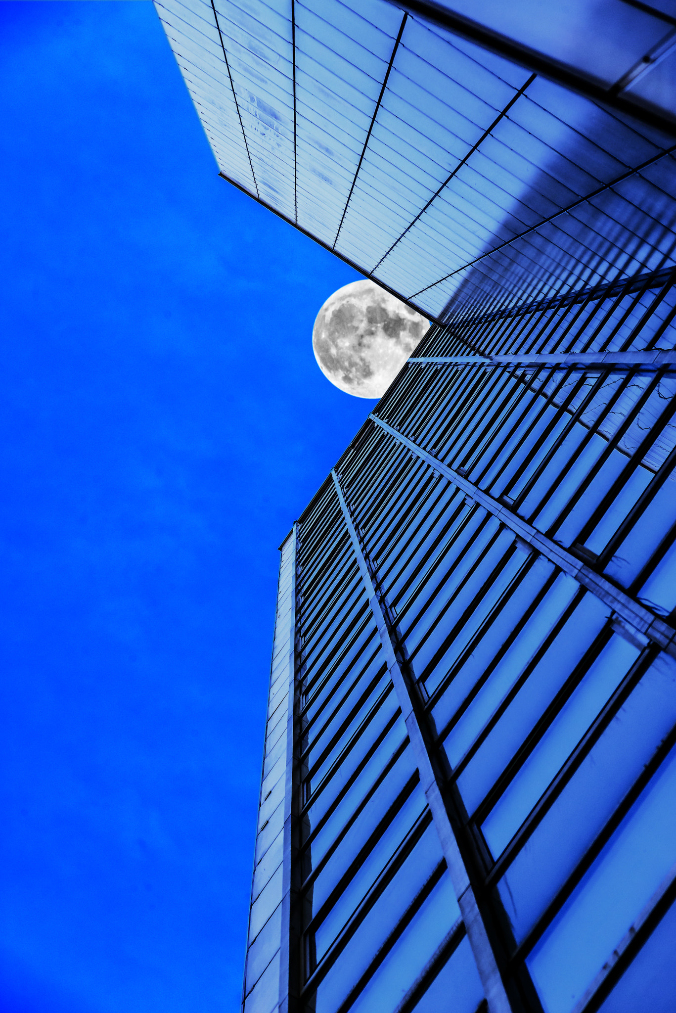 Sigma 70-300mm F4-5.6 APO DG Macro sample photo. Sthlm moon photography