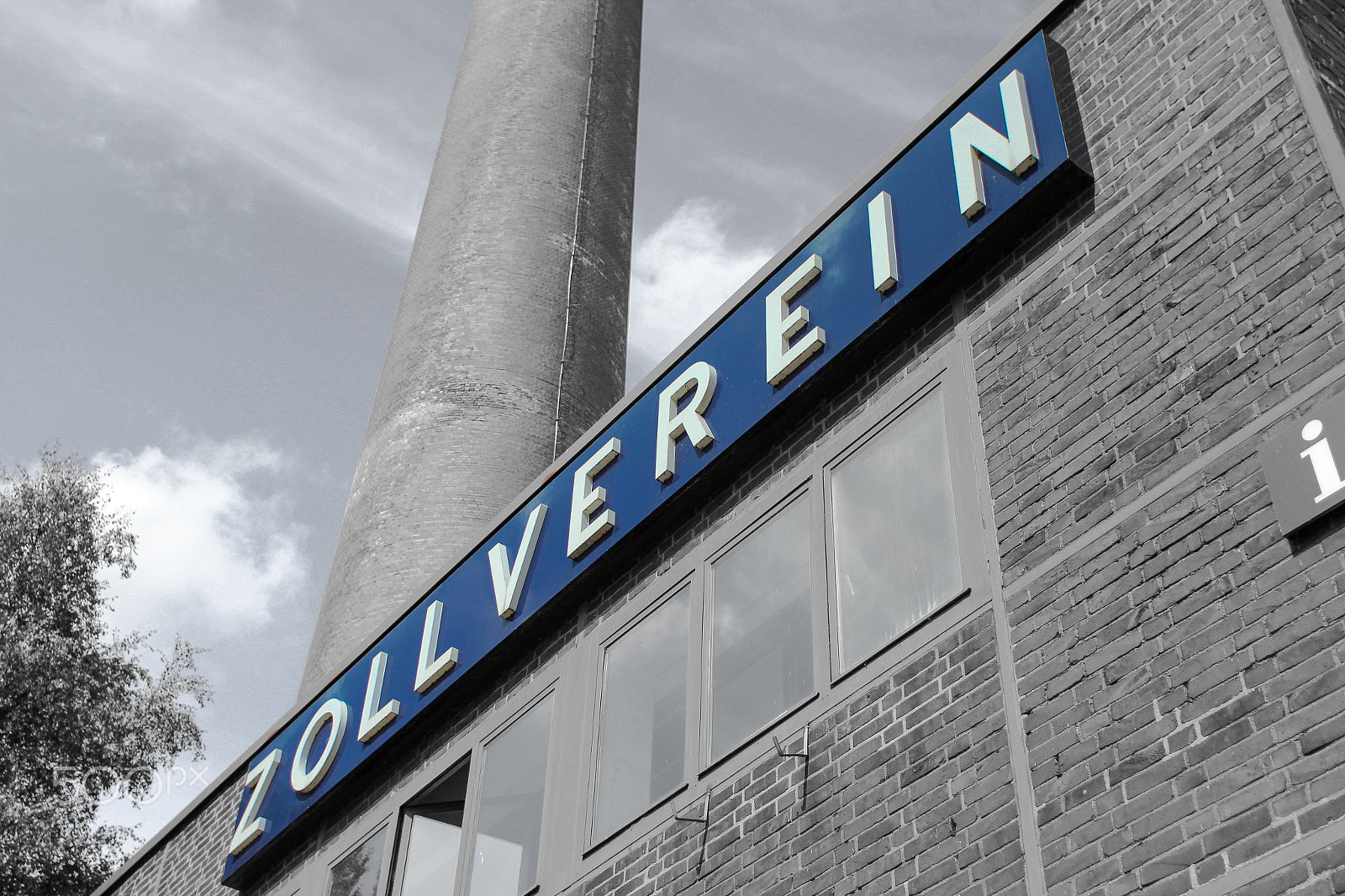 Canon EOS 600D (Rebel EOS T3i / EOS Kiss X5) + Canon EF 28mm F1.8 USM sample photo. Zeche zollverein photography