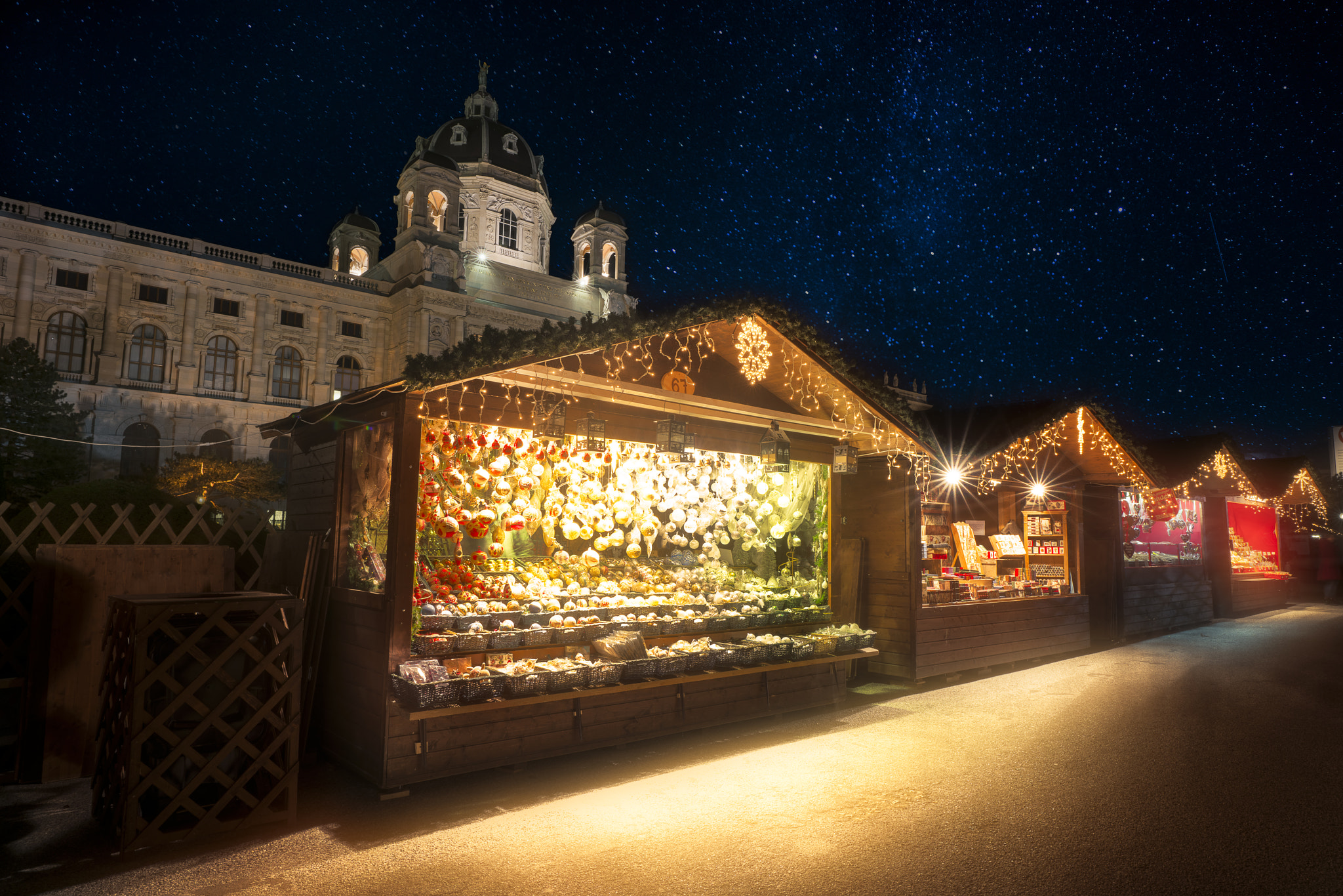 Sony a7R II + Sony Vario-Sonnar T* 16-35mm F2.8 ZA SSM sample photo. Christmas market on maria-theresien-platz photography