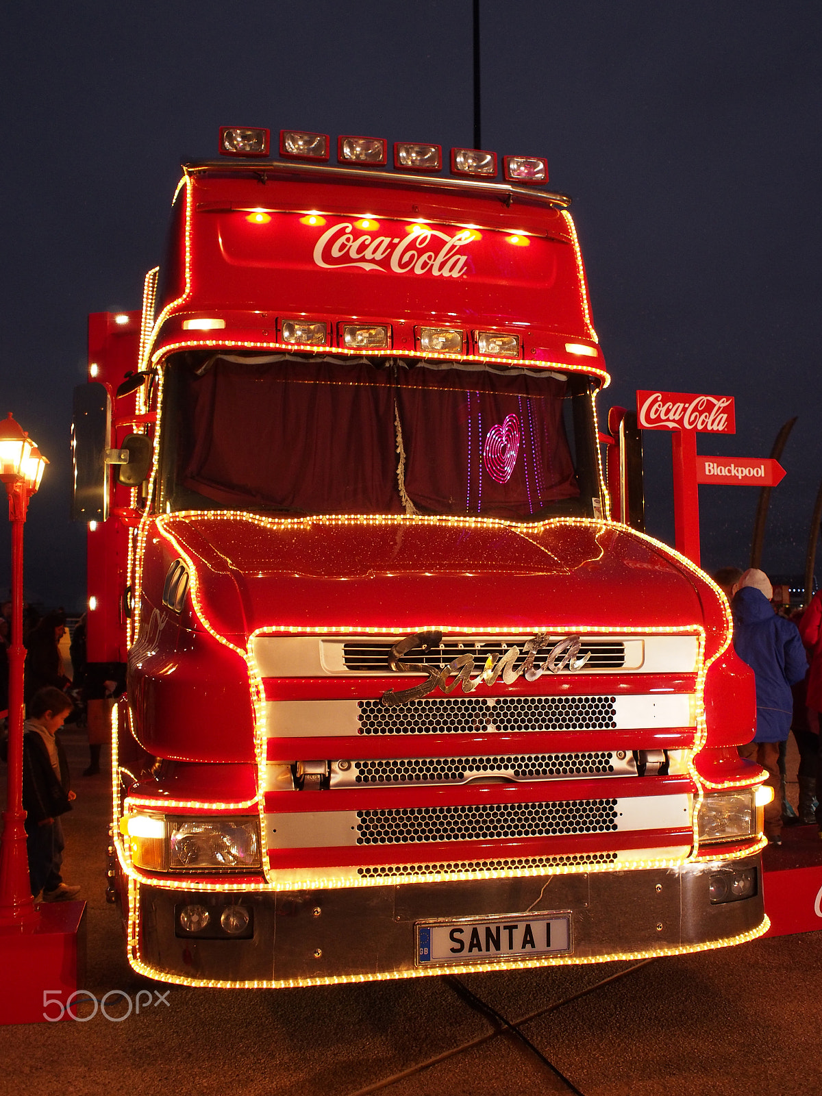 Olympus M.Zuiko Digital 17mm F2.8 Pancake sample photo. Coca cola christmas truck photography