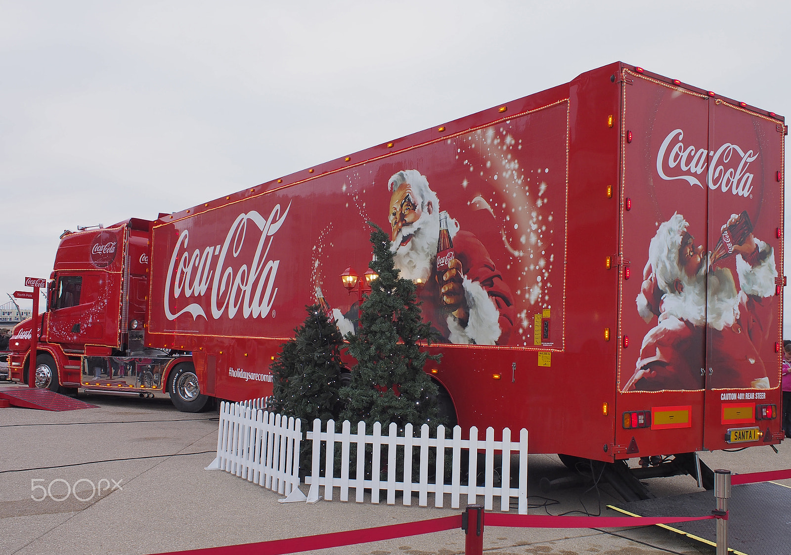 Olympus M.Zuiko Digital 17mm F2.8 Pancake sample photo. Coca cola christmas truck photography
