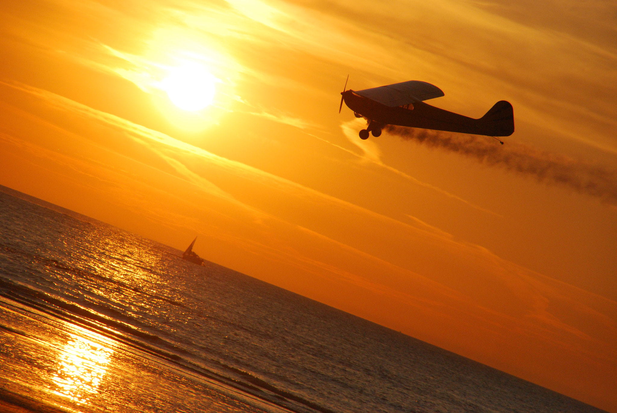 Nikon D60 + Sigma 18-200mm F3.5-6.3 DC sample photo. Model plane on the beach photography