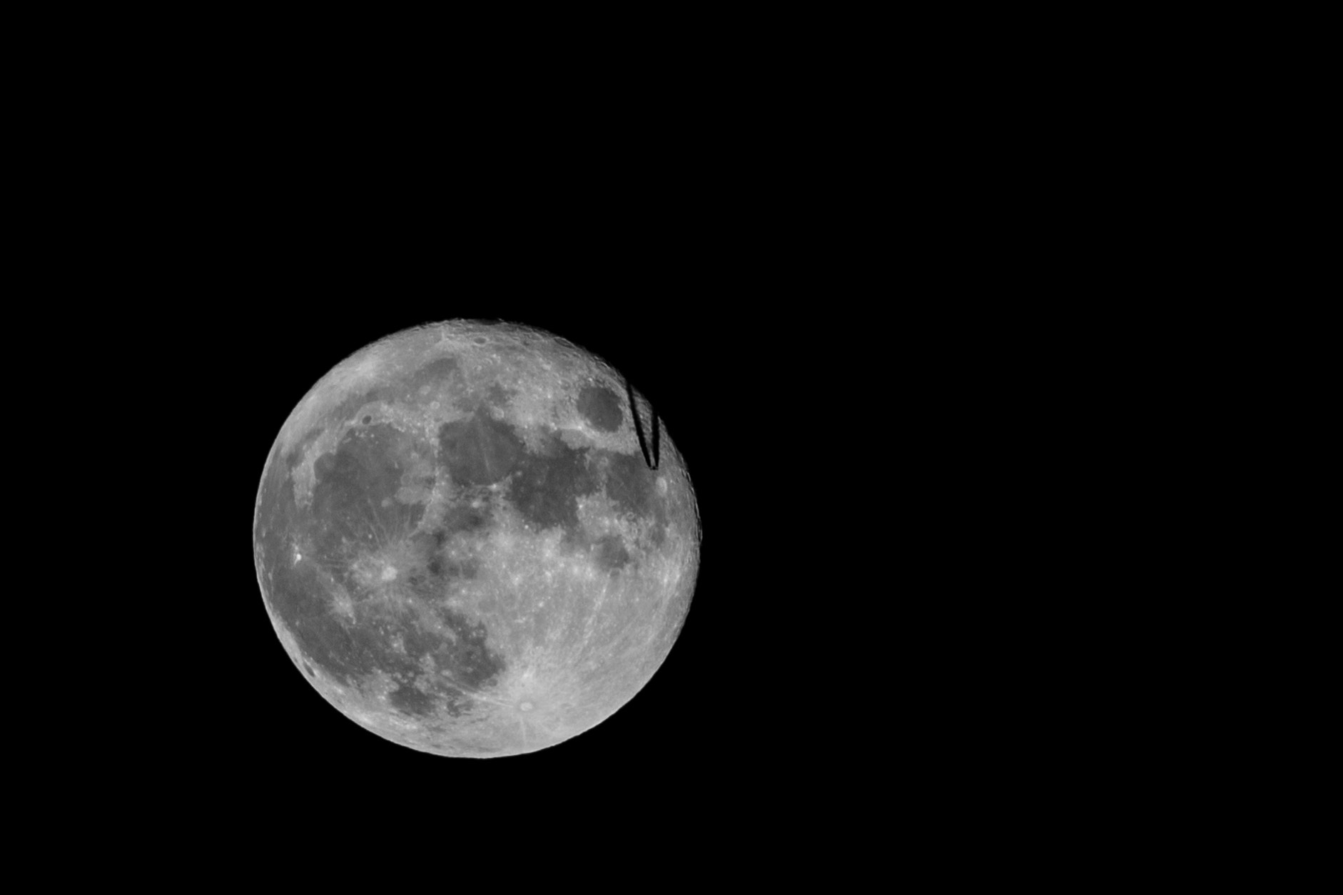 Canon EF 70-200mm F4L IS USM sample photo. Moon attack photography
