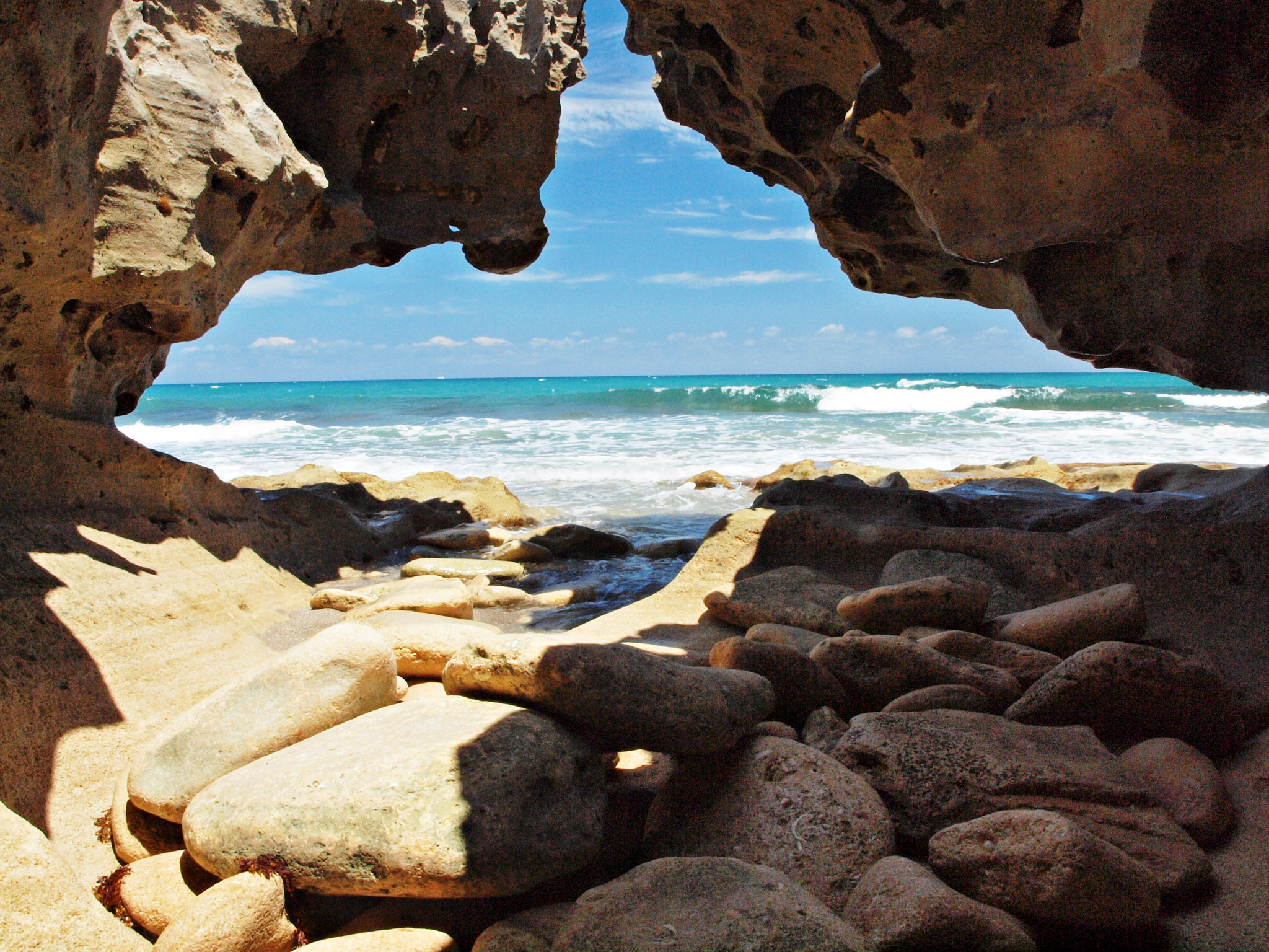 Olympus E-600 (EVOLT E-600) sample photo. In the cave at blowing rocks photography