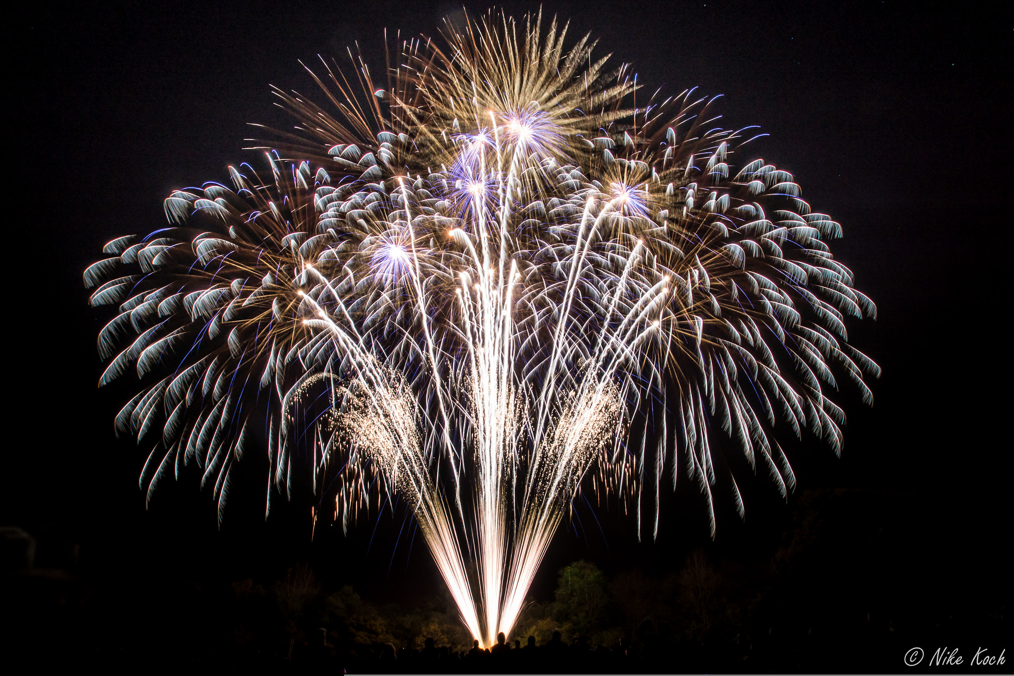 Sony SLT-A77 sample photo. Fireworks fan photography