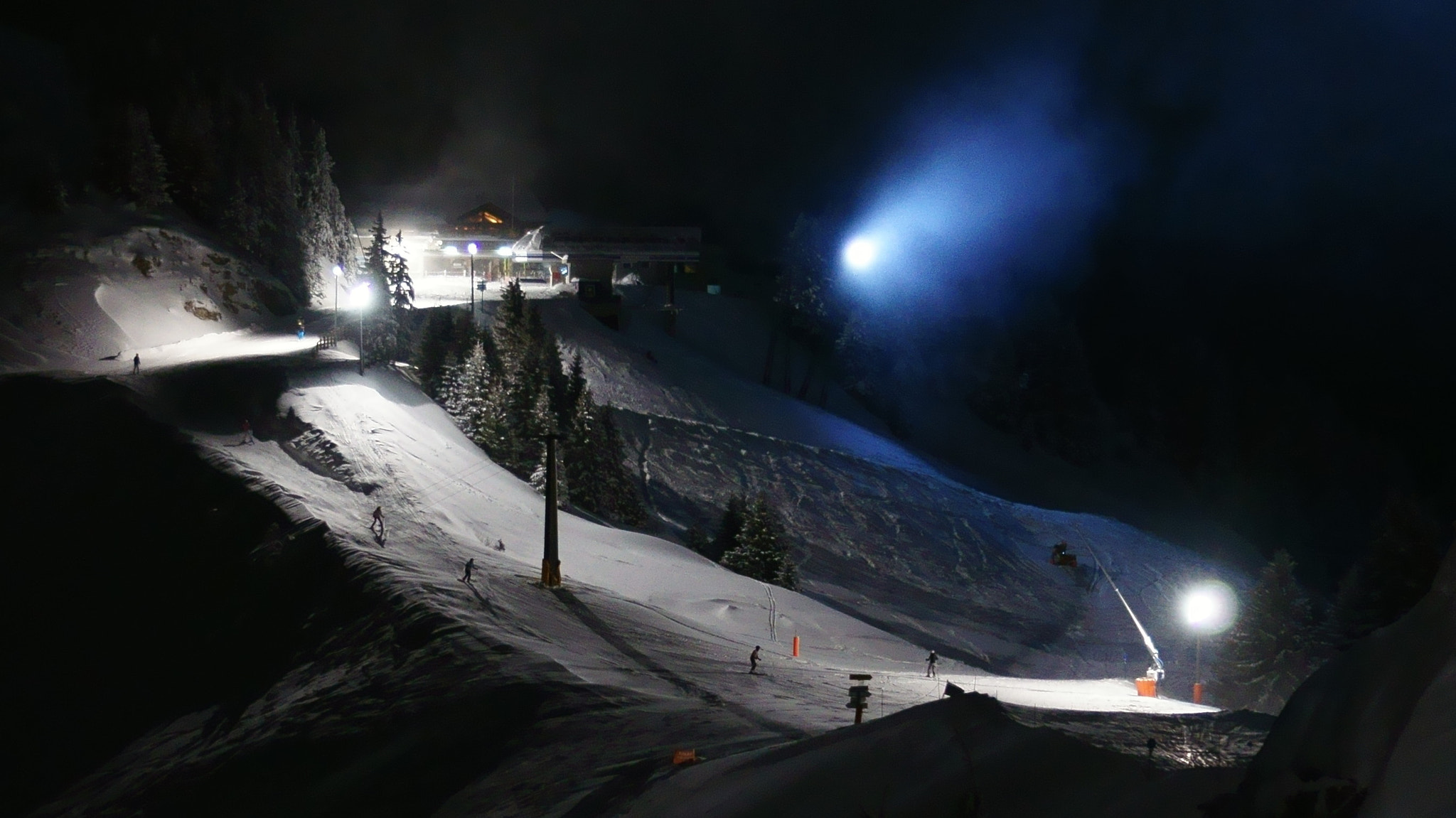 Sony Alpha NEX-5N + Sony E 35mm F1.8 OSS sample photo. Night skiing portes du soleil les crosets photography
