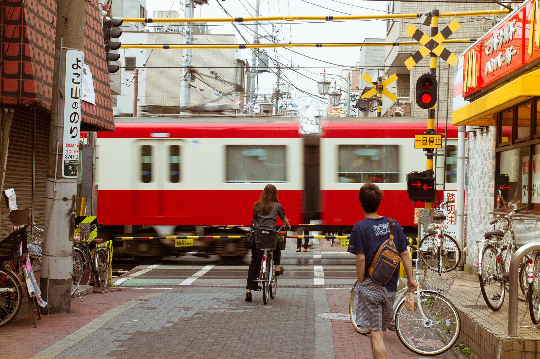 Sony Alpha DSLR-A580 sample photo. Keikyū airport line 京急空港線 photography