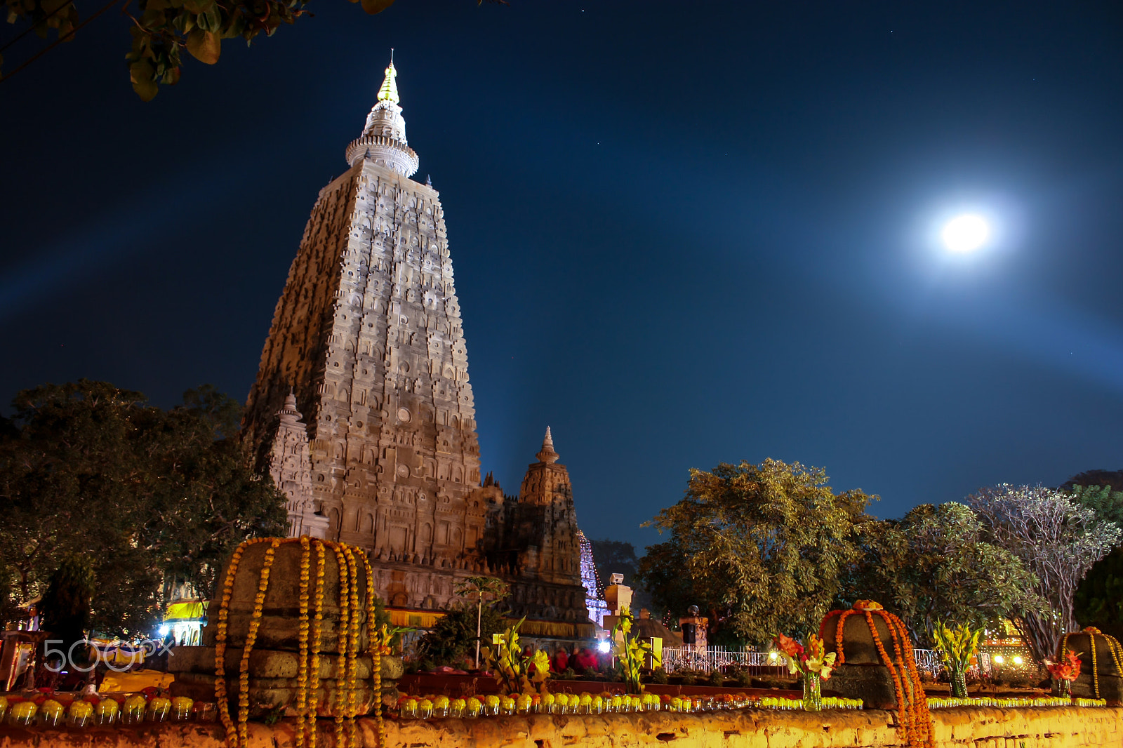 Canon EOS 450D (EOS Rebel XSi / EOS Kiss X2) sample photo. Mahabodhi temple with full moon photography
