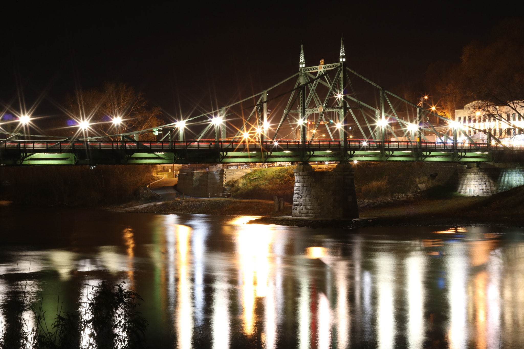 Canon EOS 750D (EOS Rebel T6i / EOS Kiss X8i) + Canon EF 50mm F1.4 USM sample photo. Northampton street bridge photography