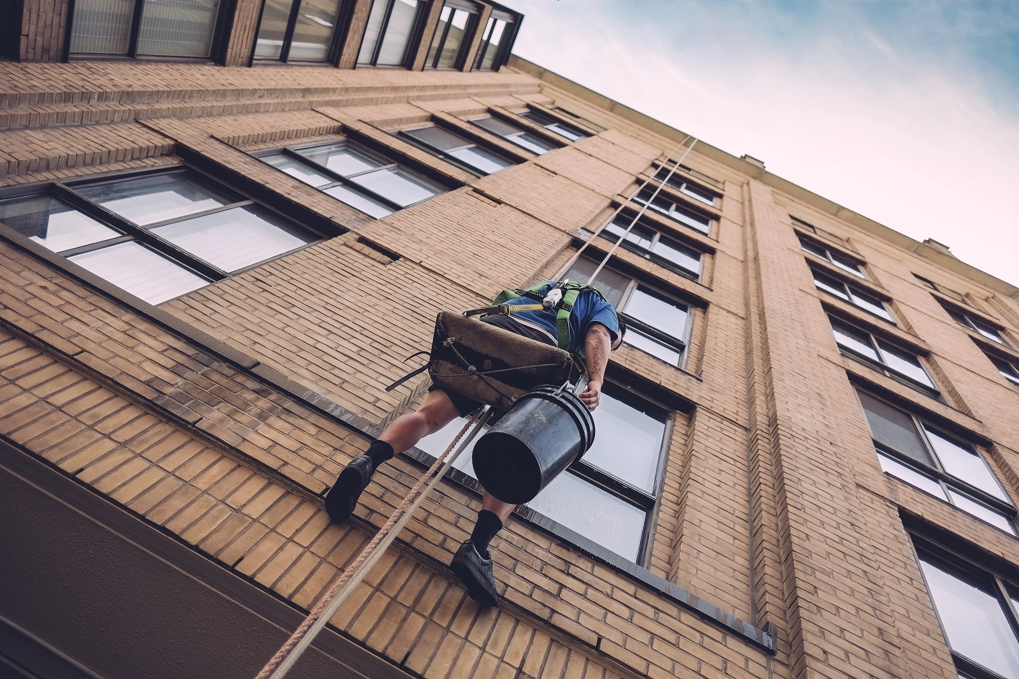 Fujifilm X-E1 + Fujifilm XF 16mm F1.4 R WR sample photo. Window cleaner photography