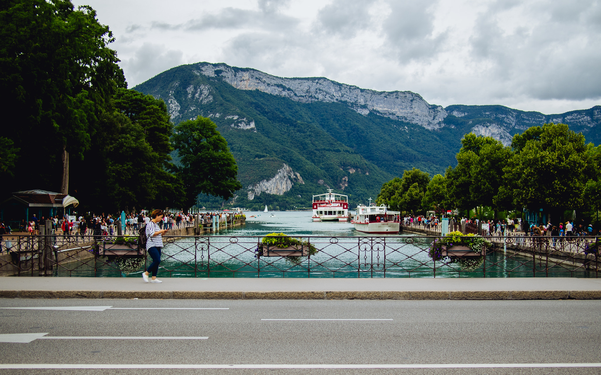 Olympus PEN E-P5 + Panasonic Lumix G 20mm F1.7 ASPH sample photo. Annecy harbour photography