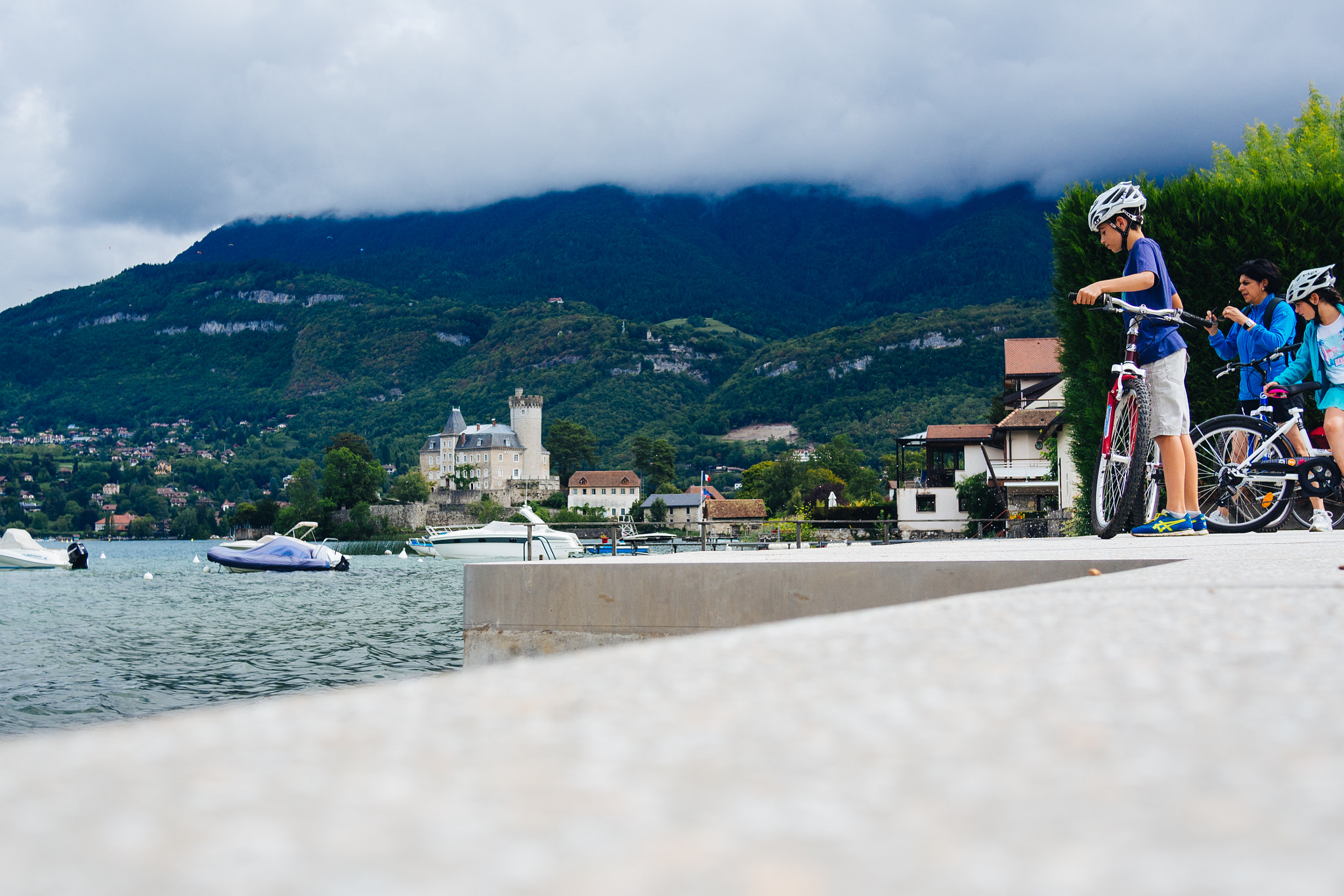 Olympus PEN E-P5 + Panasonic Lumix G 20mm F1.7 ASPH sample photo. Cycle tours lake annecy photography