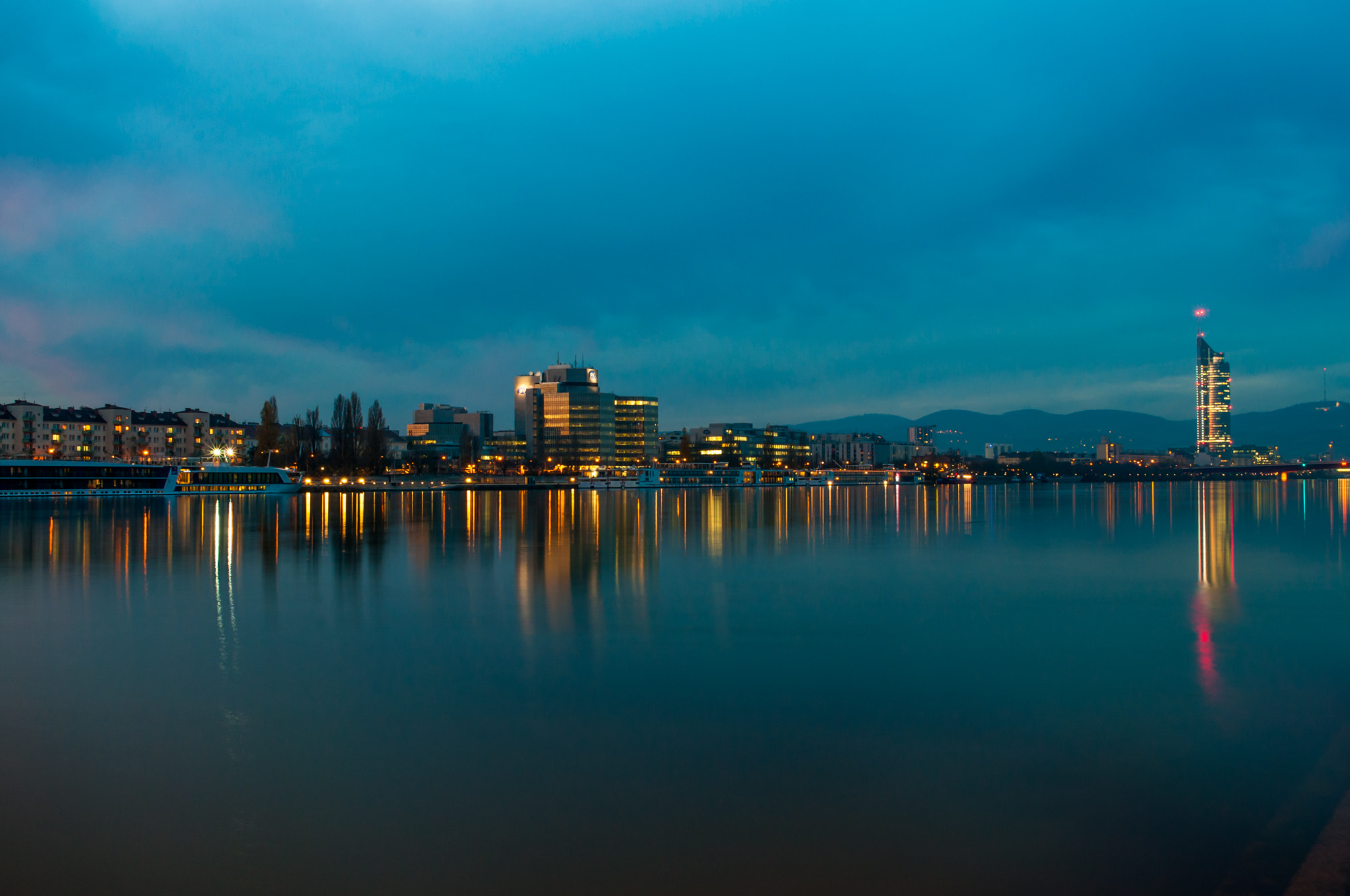 Nikon D90 + Nikon AF-S Nikkor 28mm F1.8G sample photo. Wien at night photography