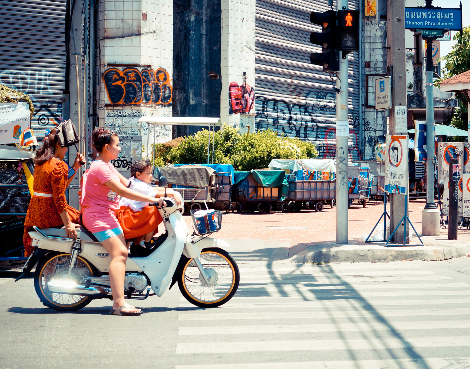 Sony SLT-A57 + Sony DT 35mm F1.8 SAM sample photo. Asian family on bike photography