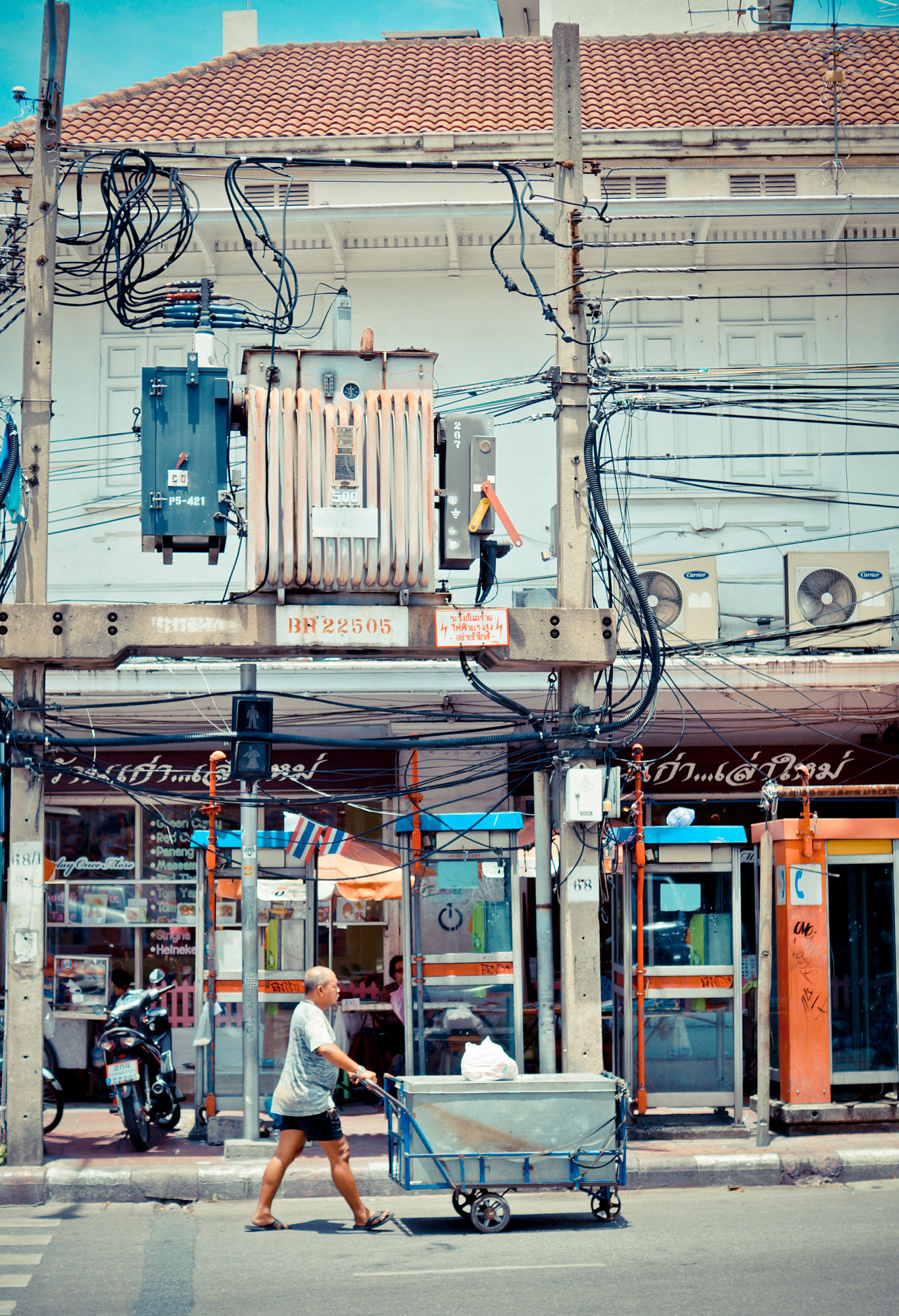 Sony SLT-A57 + Sony DT 35mm F1.8 SAM sample photo. Cart pushing through bangkok photography