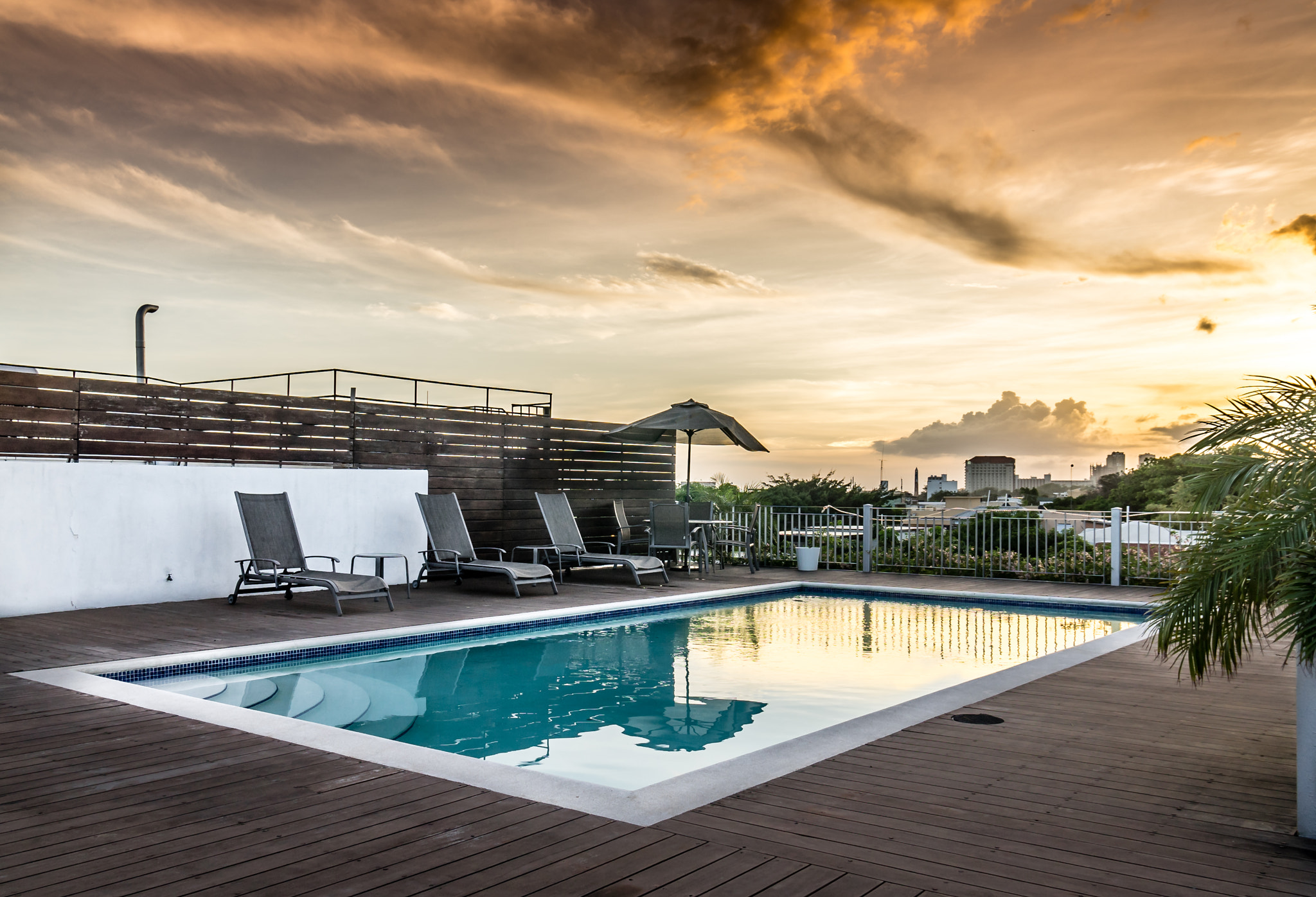 Sony Vario-Tessar T* E 16-70mm F4 ZA OSS sample photo. Pool sunset photography