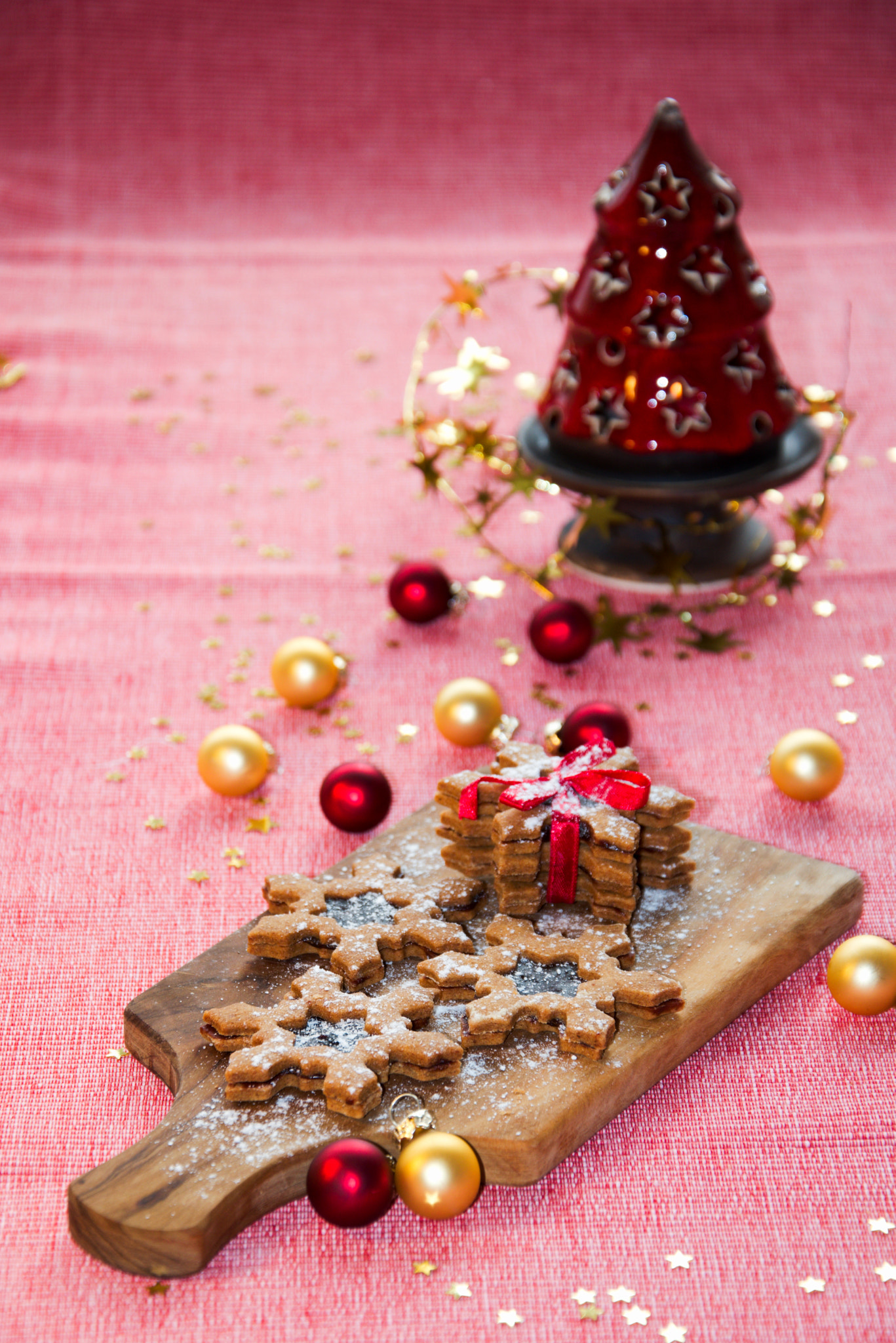 18.00 - 105.00 mm f/3.5 - 5.6 sample photo. Christmas snowflake cookies photography