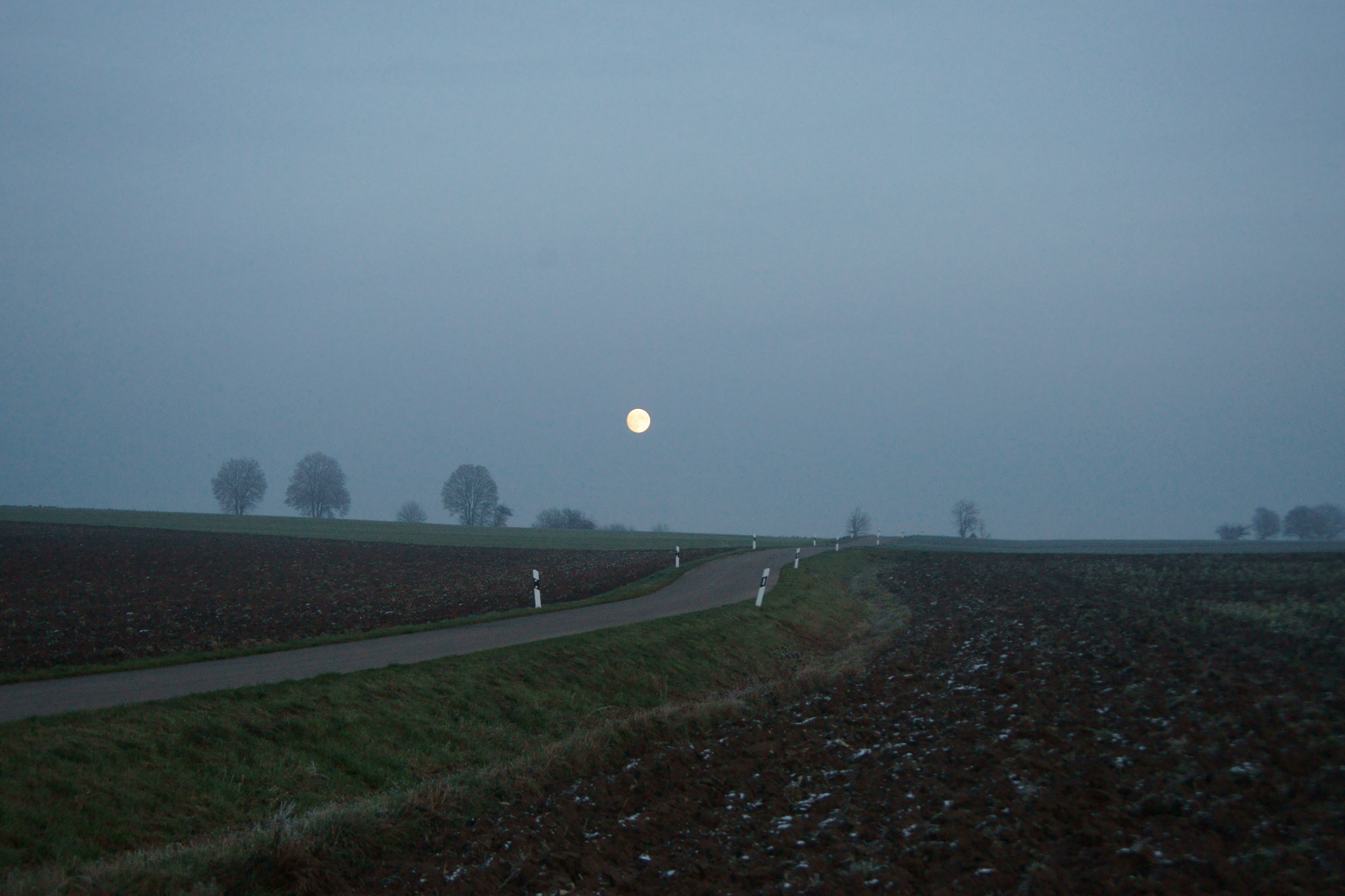 Sony Alpha DSLR-A900 + Minolta AF 35-70mm F3.5-4.5 [II] sample photo. Autumn moon photography