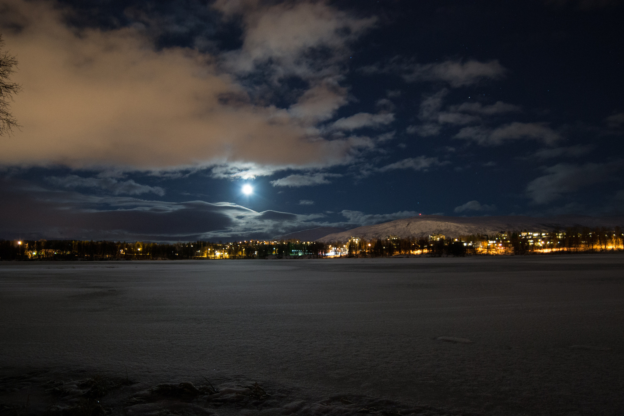 Samyang 14mm F2.8 ED AS IF UMC sample photo. Ice on the water photography