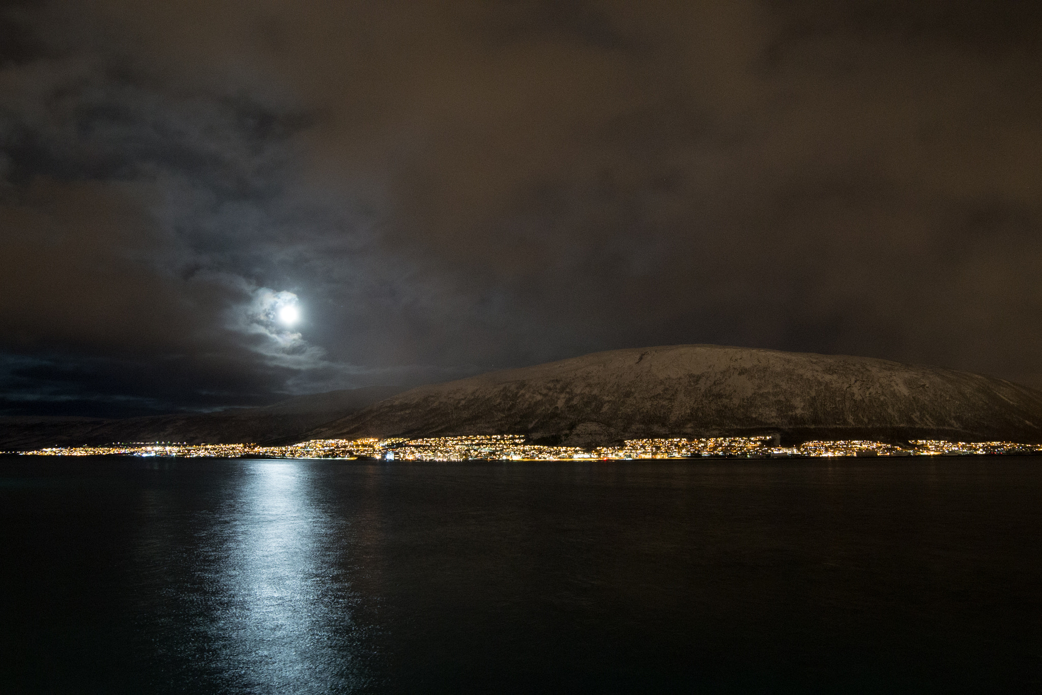 Samyang 14mm F2.8 ED AS IF UMC sample photo. Moonlight photography