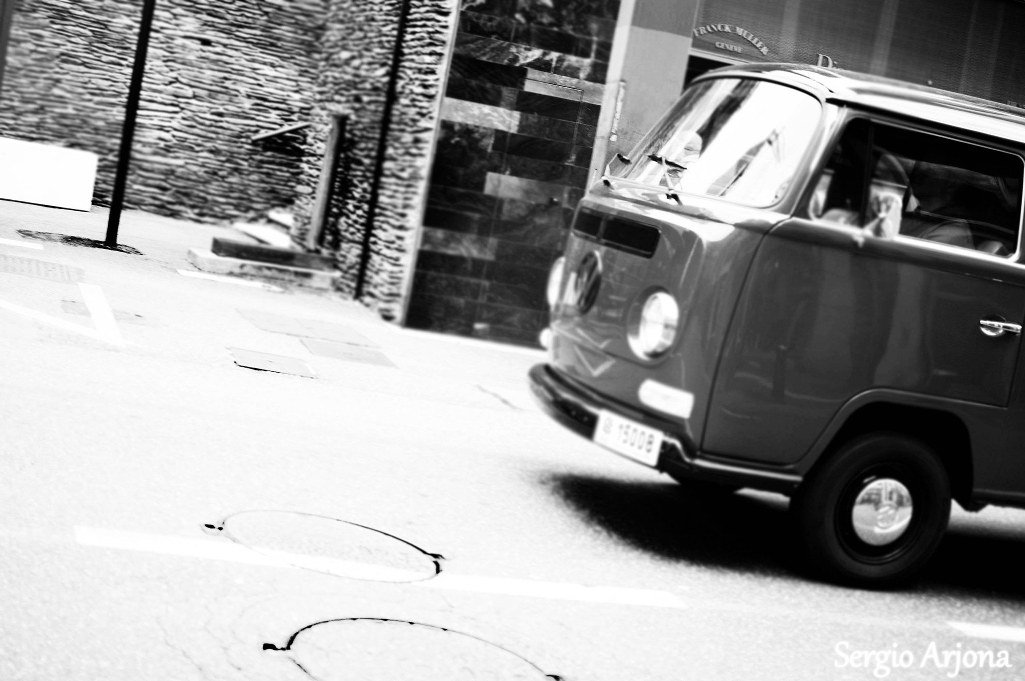 Nikon D50 + Nikon AF-S DX Nikkor 35mm F1.8G sample photo. B&w in road photography