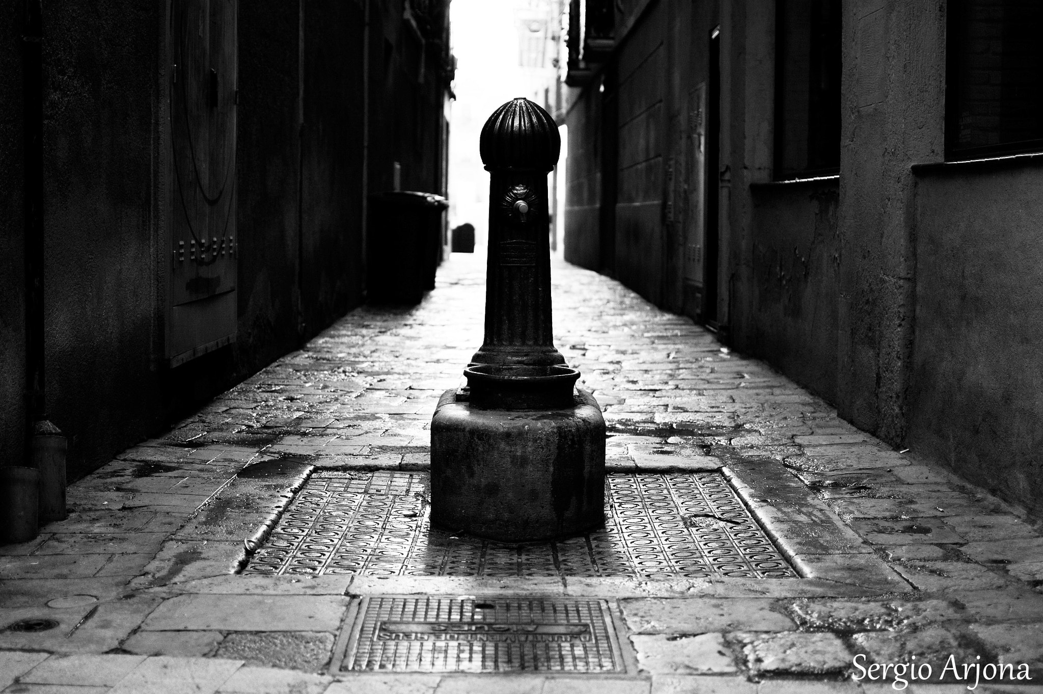 Nikon D50 + Nikon AF-S DX Nikkor 35mm F1.8G sample photo. B&wcallejón.jpg photography