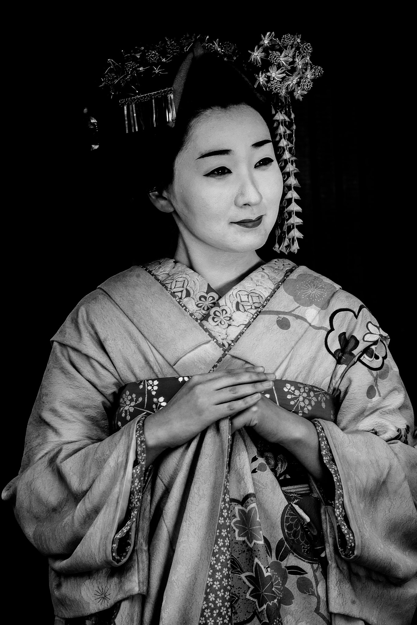 Canon EOS 5D + Canon EF 200mm f/2.8L sample photo. Geisha bnw photography