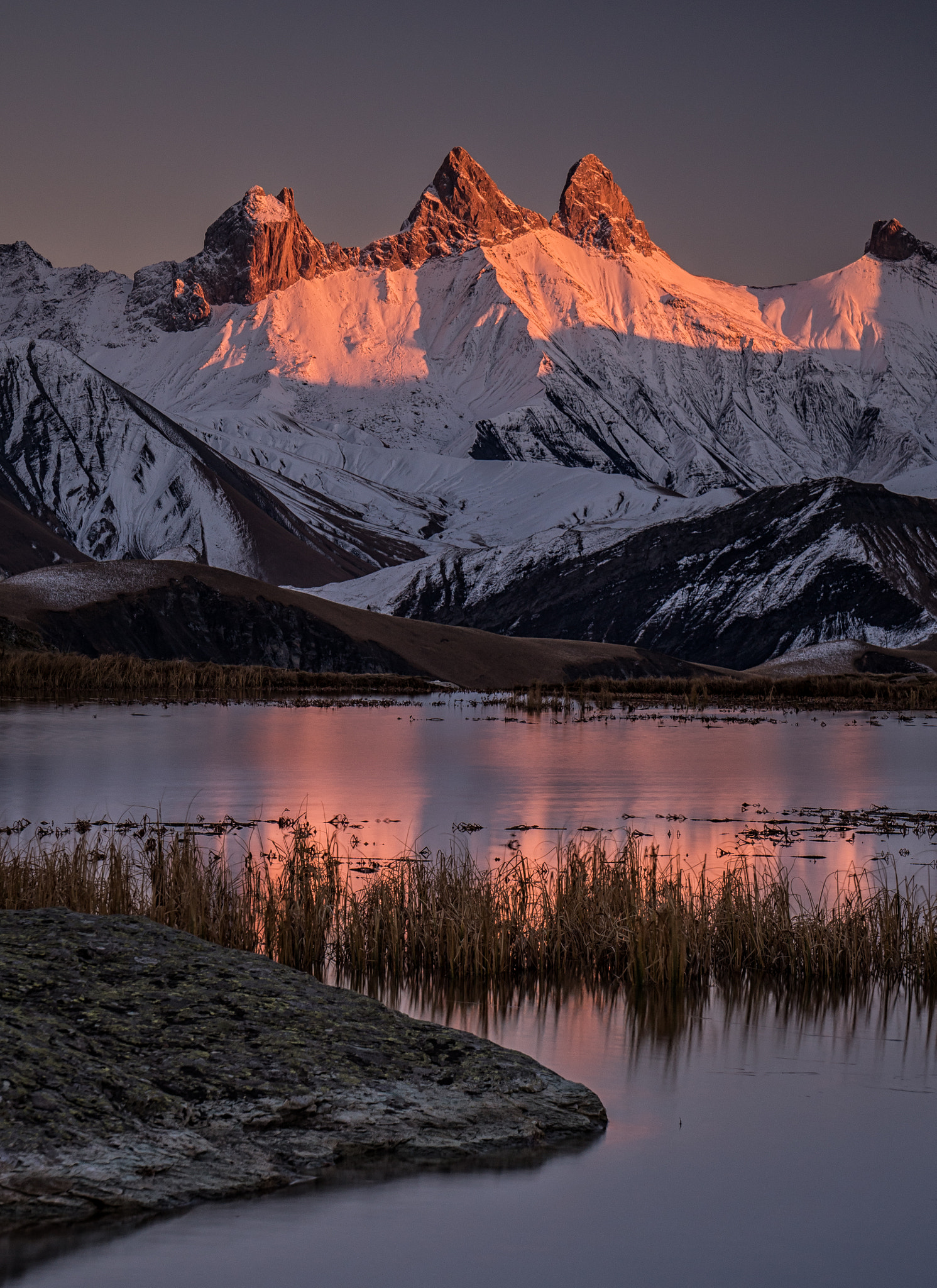 Olympus OM-D E-M5 II + LUMIX G VARIO 35-100/F4.0-5.6 sample photo. The last light touches the aiguilles d'arves over lac guichard photography