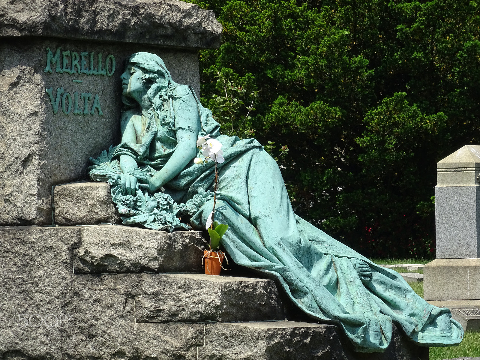 Sony 25-500mm F3.5-6.5 sample photo. Cemetery statue photography