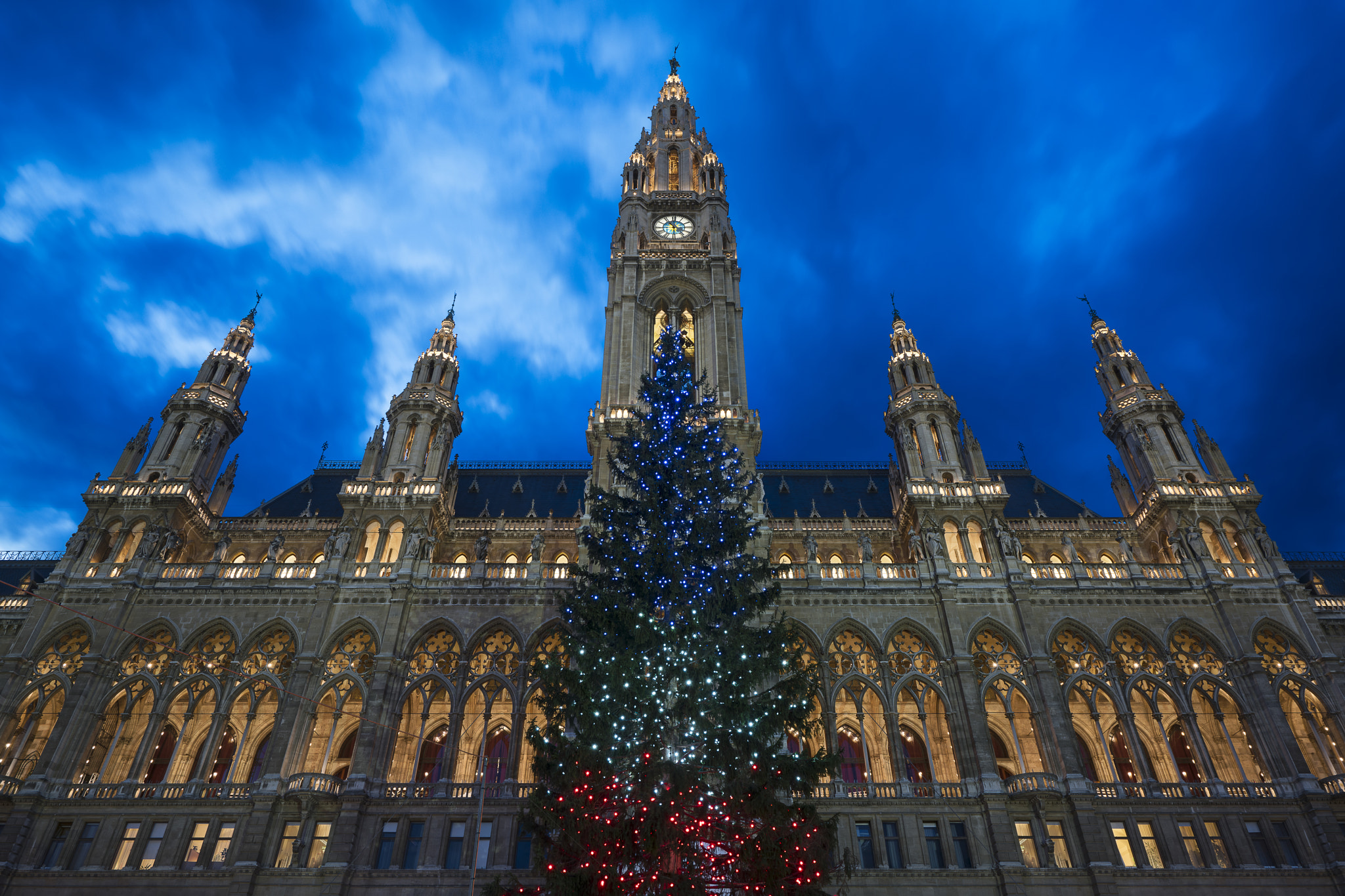 Sony a7R II + Sony Vario-Sonnar T* 16-35mm F2.8 ZA SSM sample photo. Vienna's rathaus photography