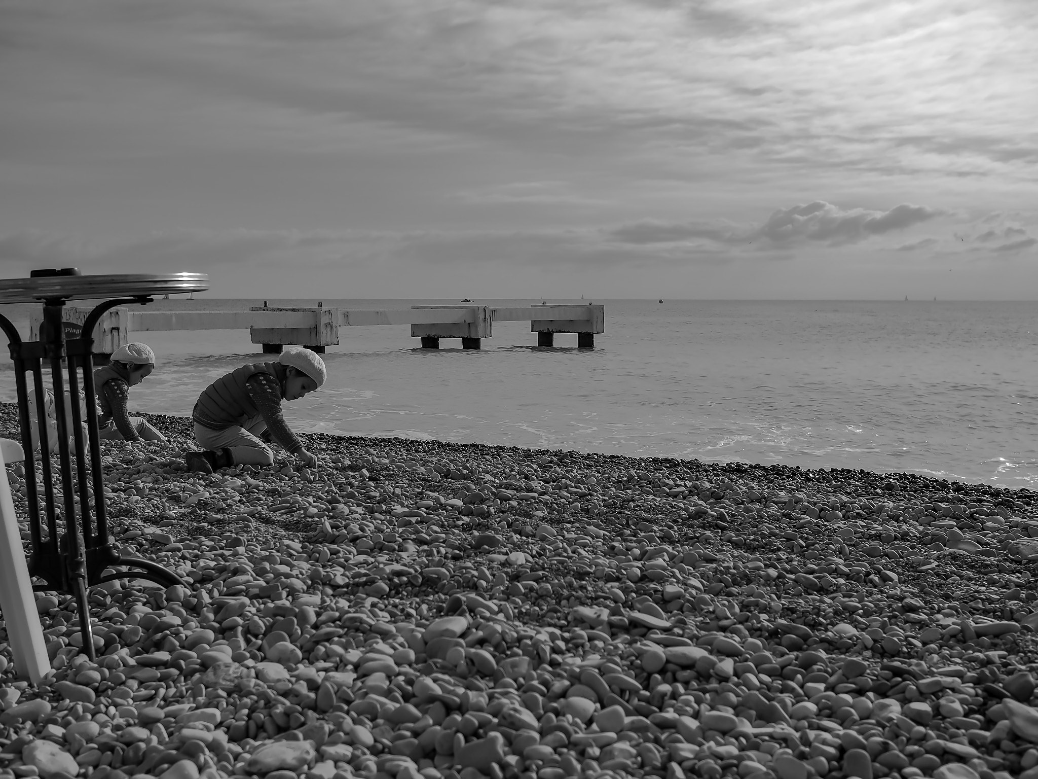 LUMIX G 20/F1.7 II sample photo. Twins at the sea.nice. france  photography