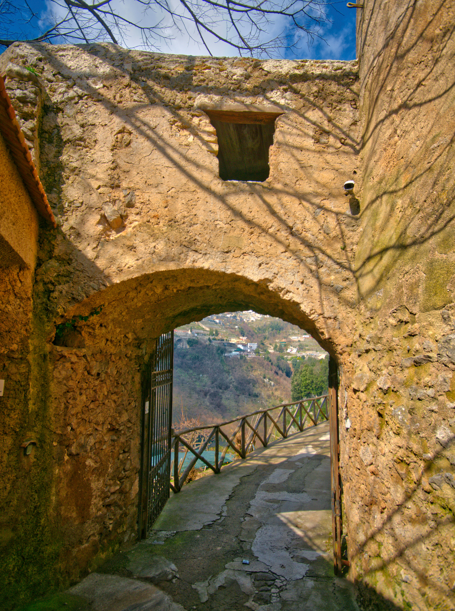 Panasonic Lumix DMC-GH4 sample photo. Ravello archway photography