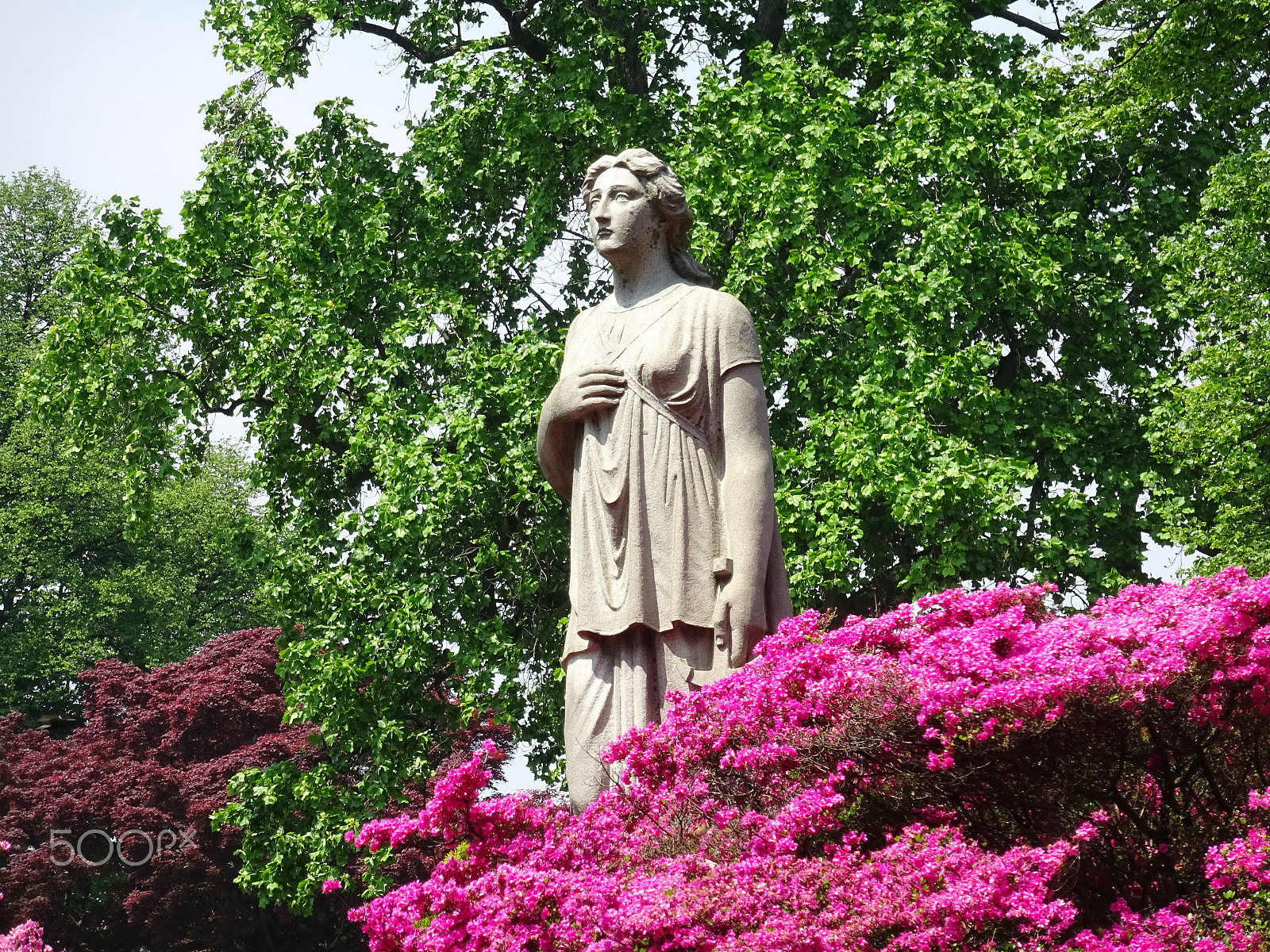 Sony 25-500mm F3.5-6.5 sample photo. A monument grieving woman on a cemetery photography