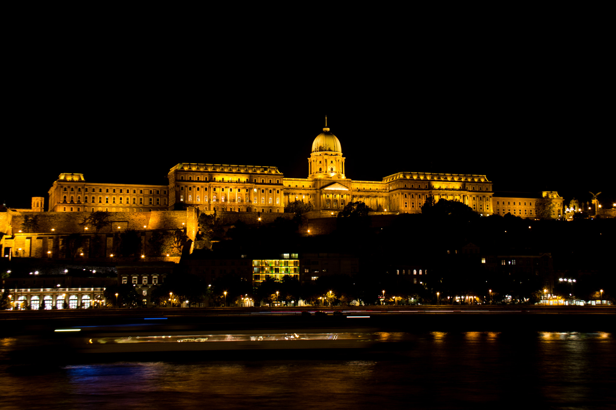 Canon EOS 1100D (EOS Rebel T3 / EOS Kiss X50) + Canon EF-S 18-200mm F3.5-5.6 IS sample photo. Buda castle at night photography