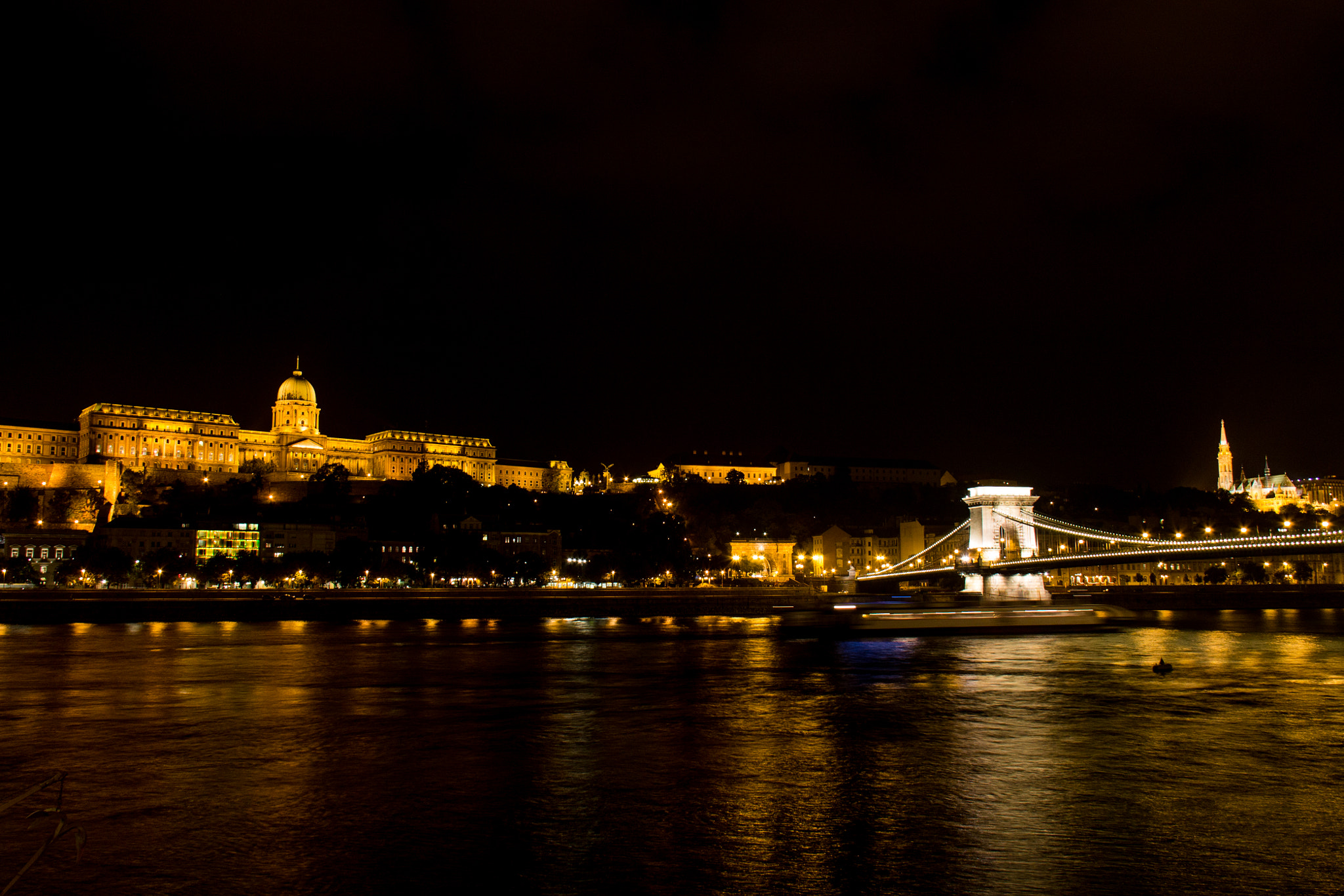 Canon EF-S 18-200mm F3.5-5.6 IS sample photo. Buda castle and chain bridge photography