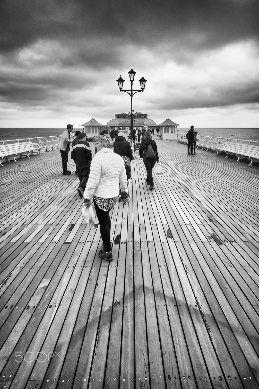 Samsung NX1000 + Samsung NX 12-24mm F4-5.6 ED sample photo. Chilly day cromer pier photography