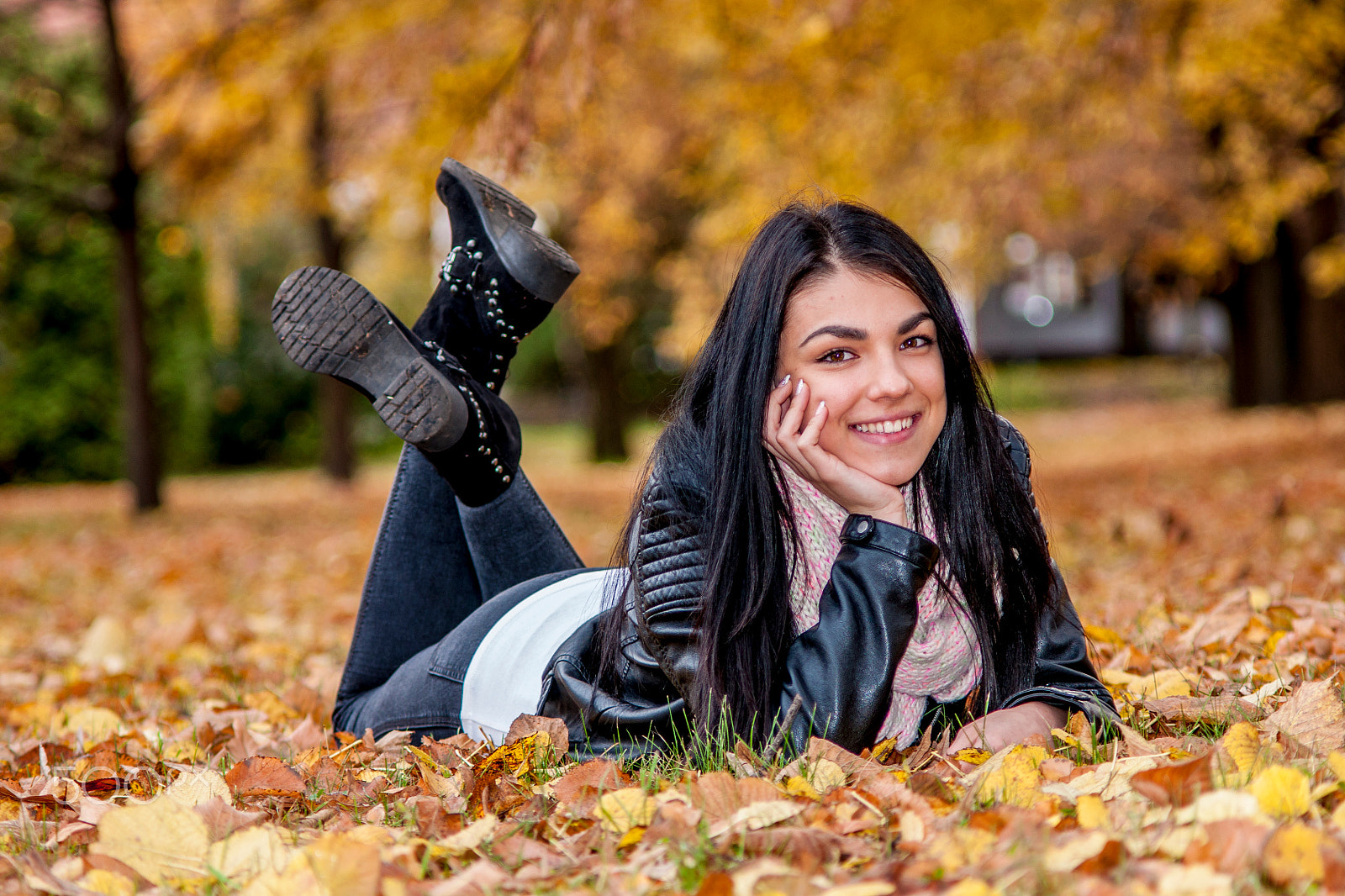 Sony Alpha DSLR-A700 + Minolta AF 70-210mm F4 Macro sample photo. Laura on the leaves photography