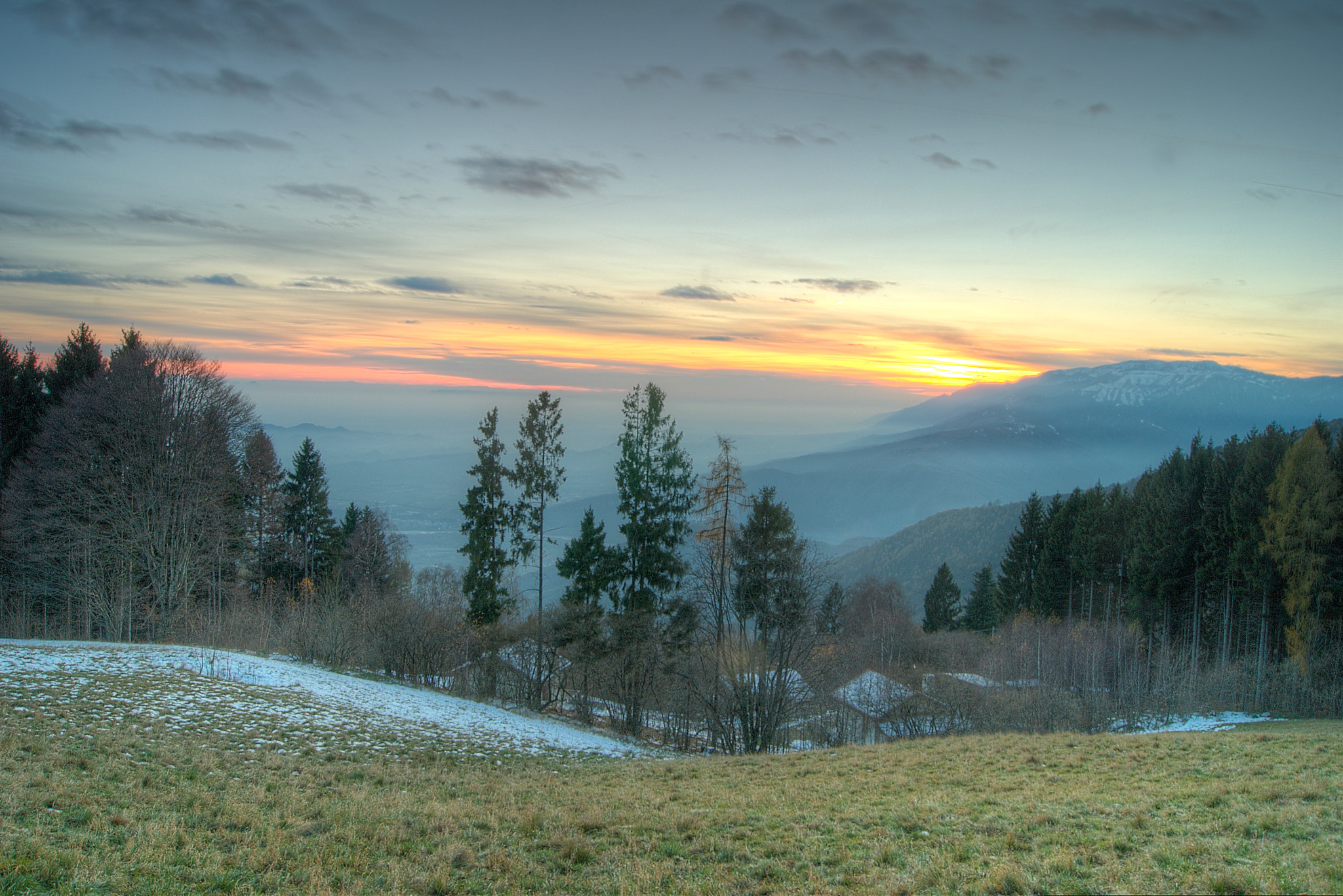 Sony DT 18-55mm F3.5-5.6 SAM sample photo. Sunset over the mountains photography