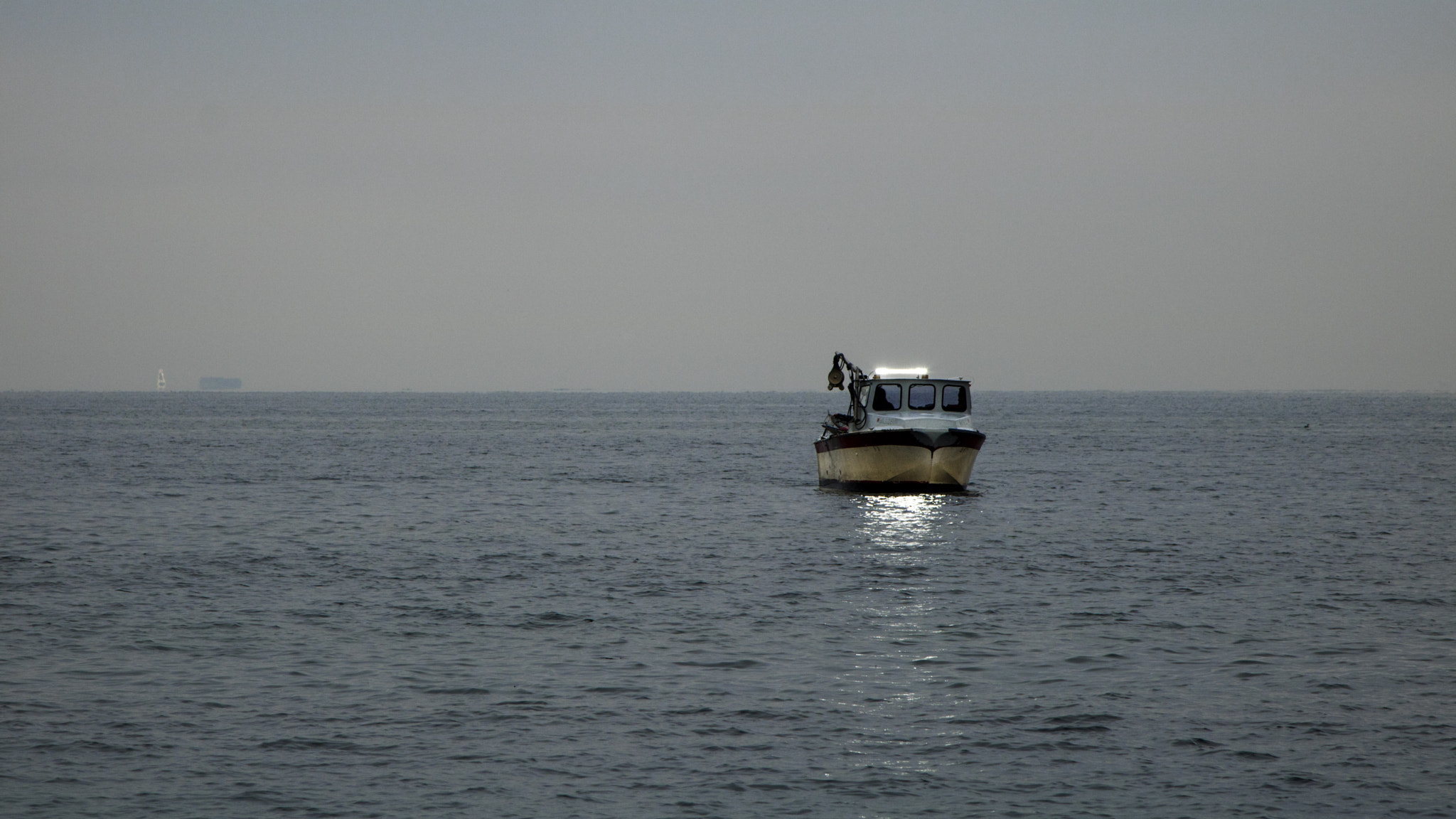 Canon EOS 750D (EOS Rebel T6i / EOS Kiss X8i) sample photo. Crab boat on a foggy day photography