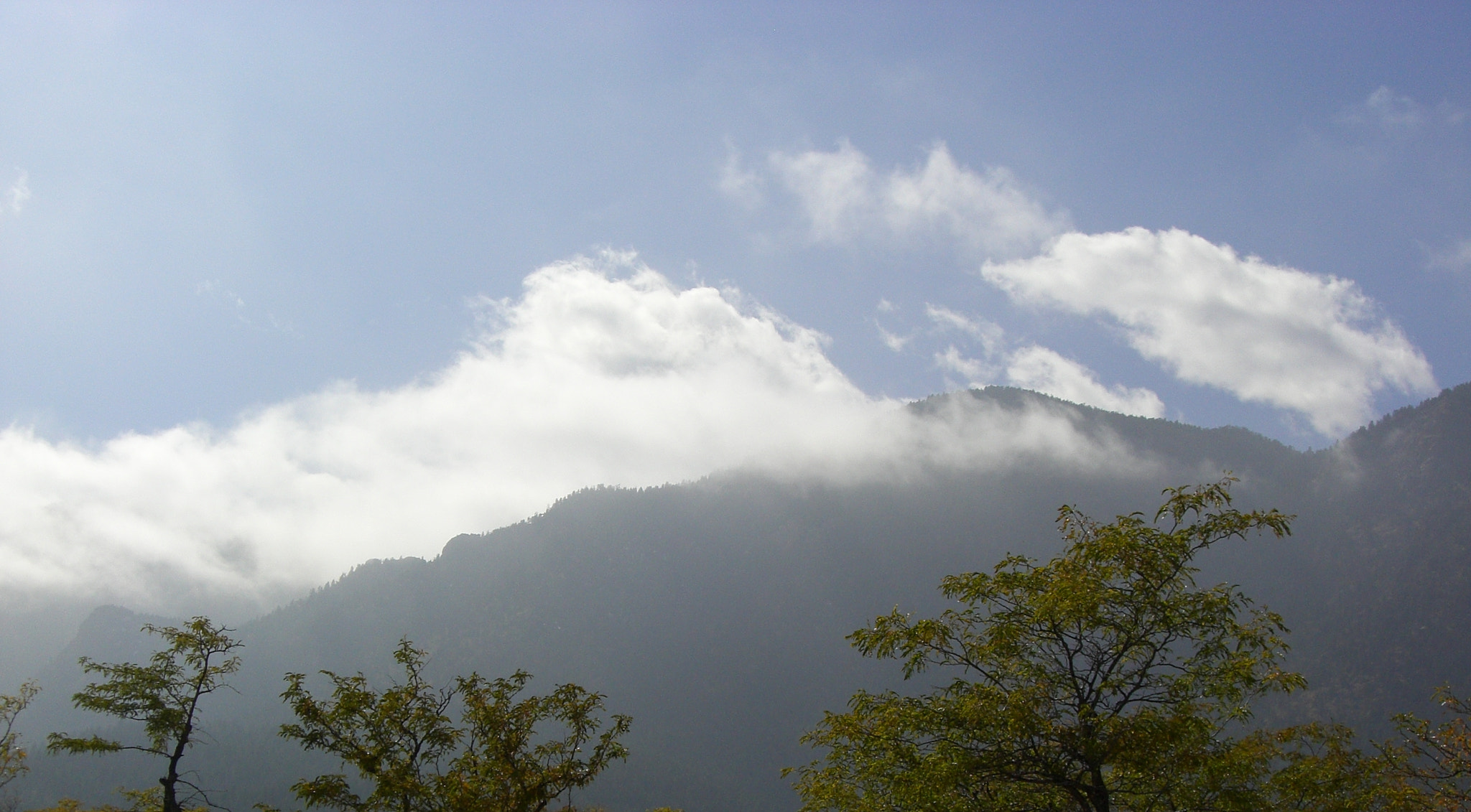 CASIO EX-Z700 sample photo. To the peak photography