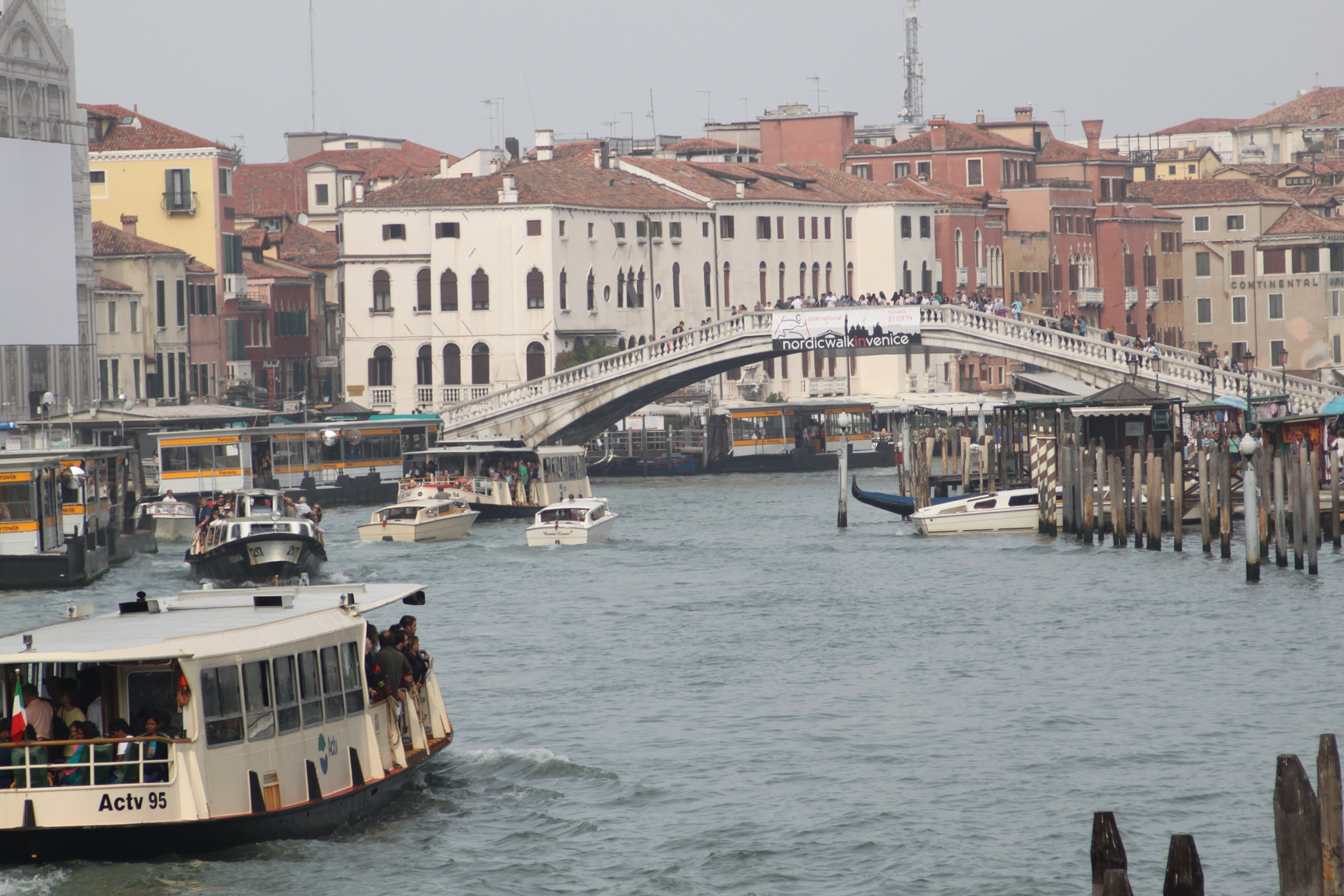 Canon EOS 500D (EOS Rebel T1i / EOS Kiss X3) + Tamron AF 28-200mm F3.8-5.6 XR Di Aspherical (IF) Macro sample photo. Venice viii. - busy photography