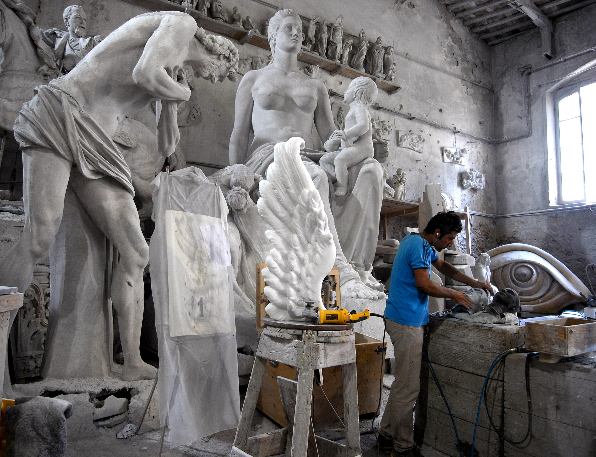 Ricoh Caplio GX100 sample photo. Black angel worker, carrara marble artist workshop photography