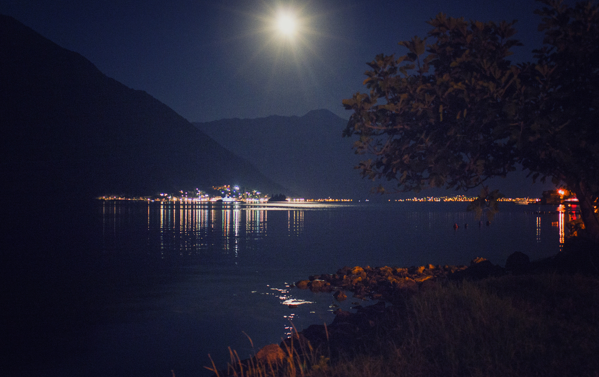 Nikon D3100 + AF Zoom-Nikkor 28-200mm f/3.5-5.6D IF sample photo. Moonlight over the sea photography