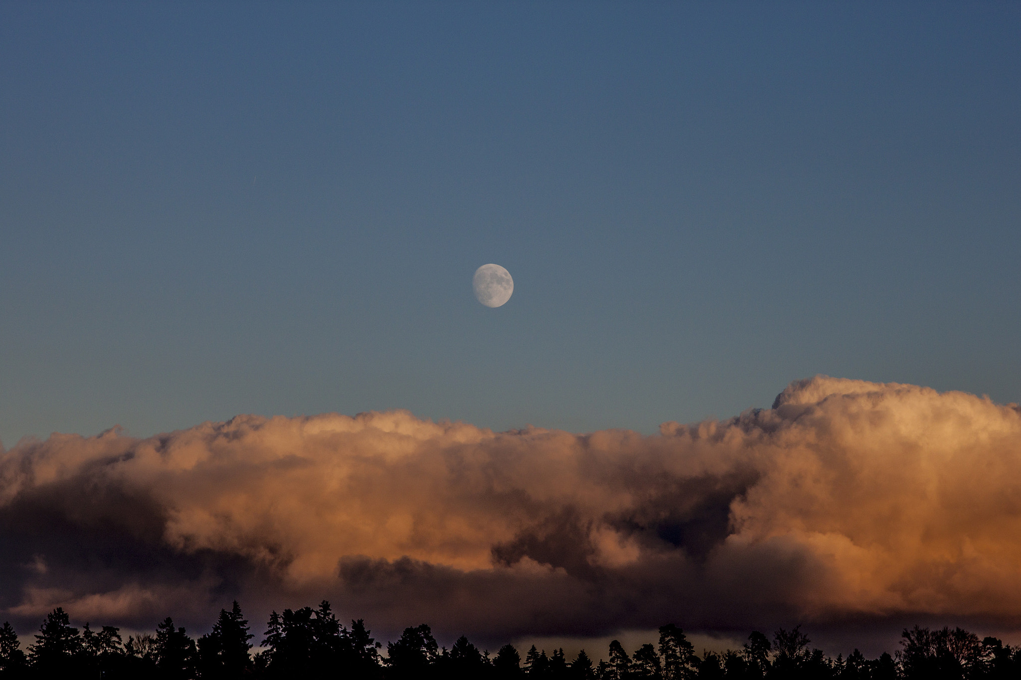 Canon EOS 500D (EOS Rebel T1i / EOS Kiss X3) + Sigma 105mm F2.8 EX DG Macro sample photo. The moon on the clouds photography