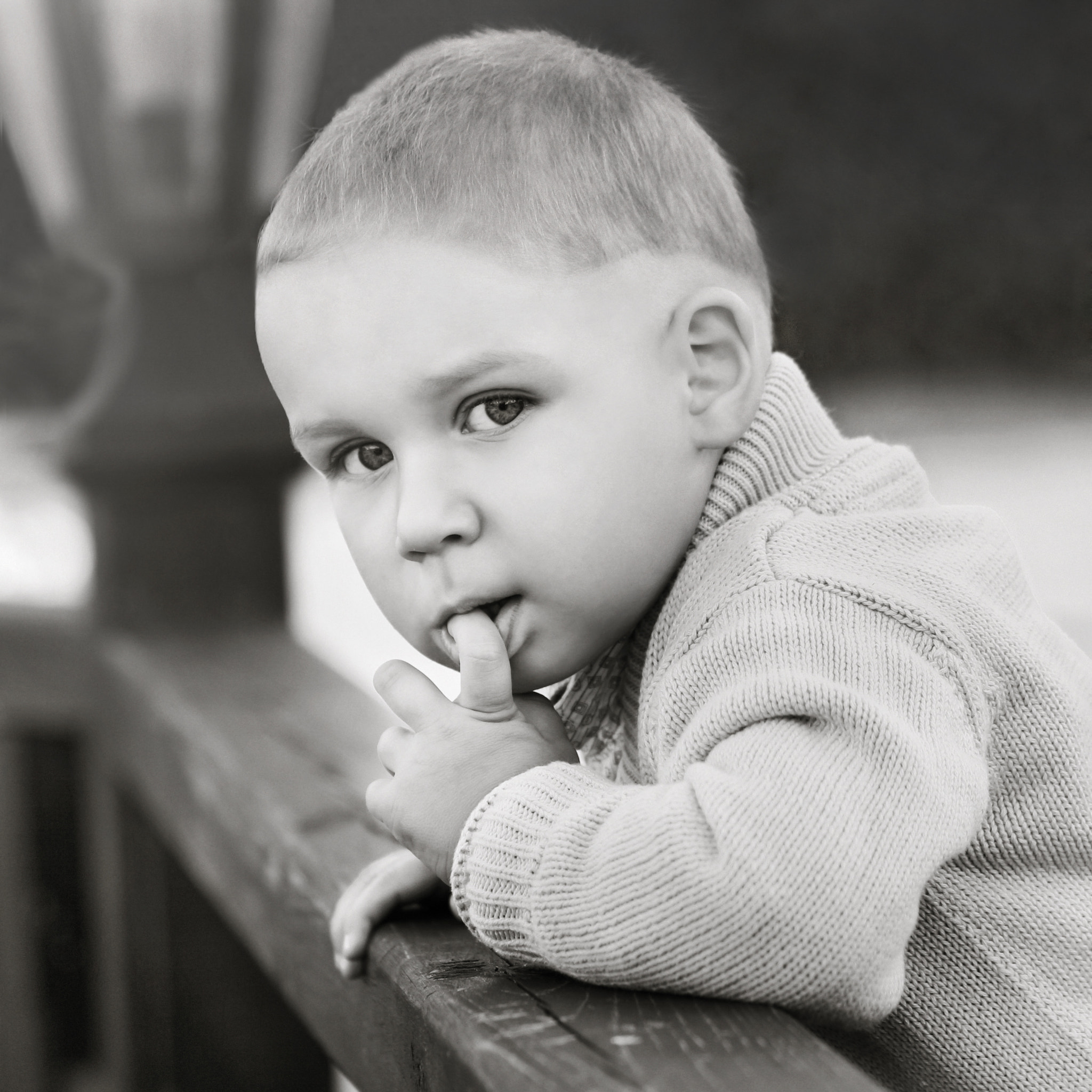 Canon EOS 100D (EOS Rebel SL1 / EOS Kiss X7) + Canon EF 85mm F1.8 USM sample photo. Worried boy photography