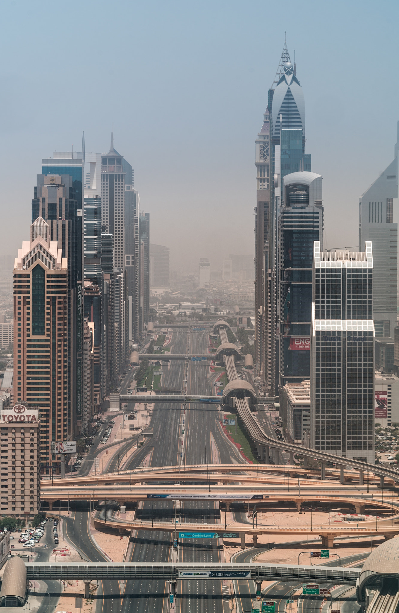 Sony 70-300mm F4.5-5.6 G SSM sample photo. Dubai where roads have no cars , they are just lost in traffic jams photography