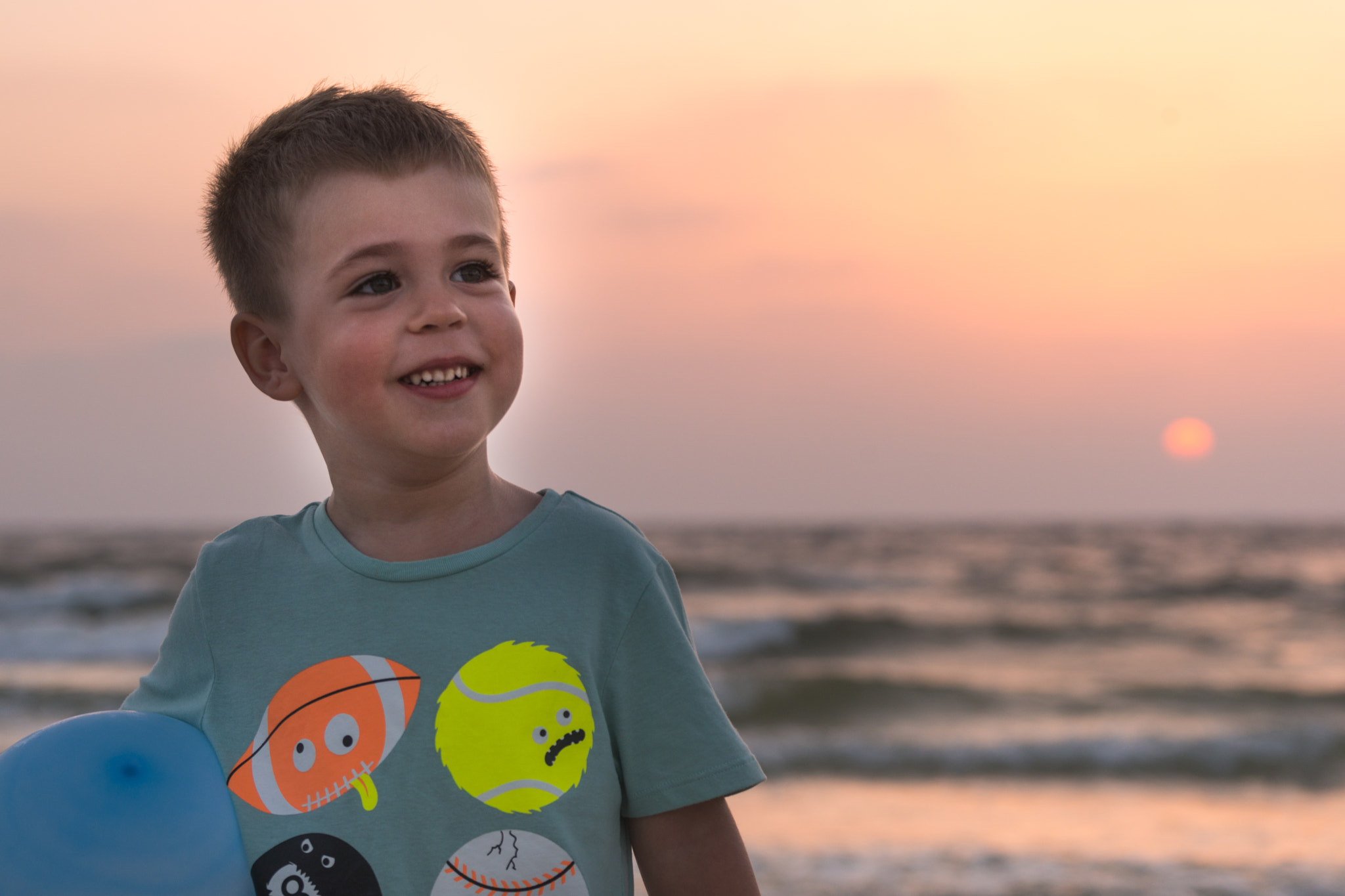 Sony 70-300mm F4.5-5.6 G SSM sample photo. My happy son is looking for a sun photography